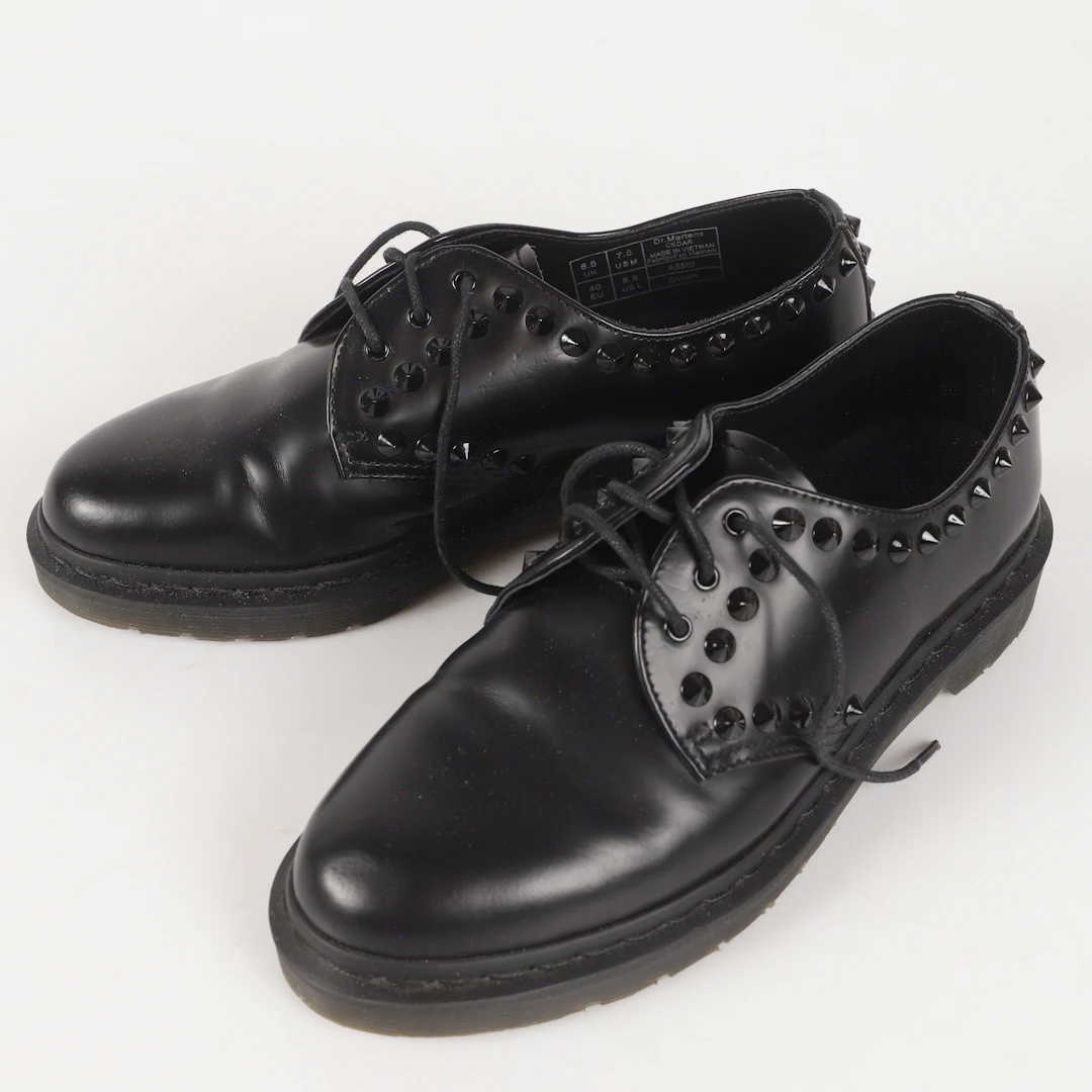 SKOR, svart skinn med nirar, Dr Martens, England.