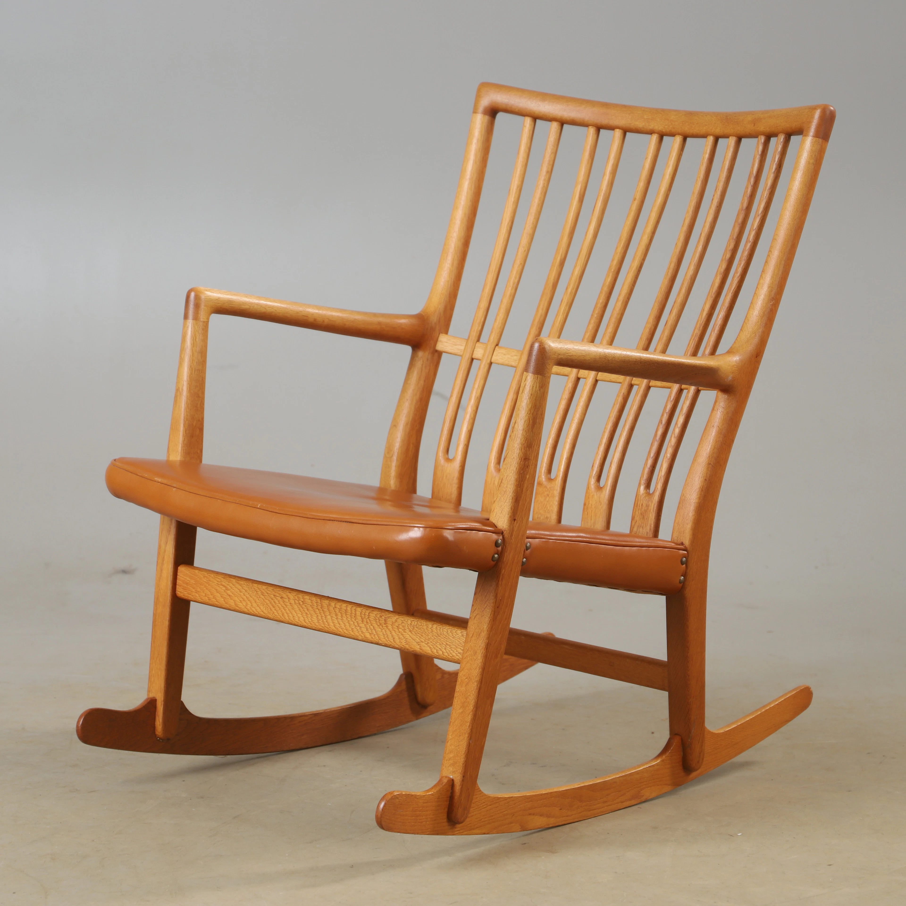 HANS J WEGNER. Gungstol, modell ML-33, ek, Mikael Laursen, Danmark