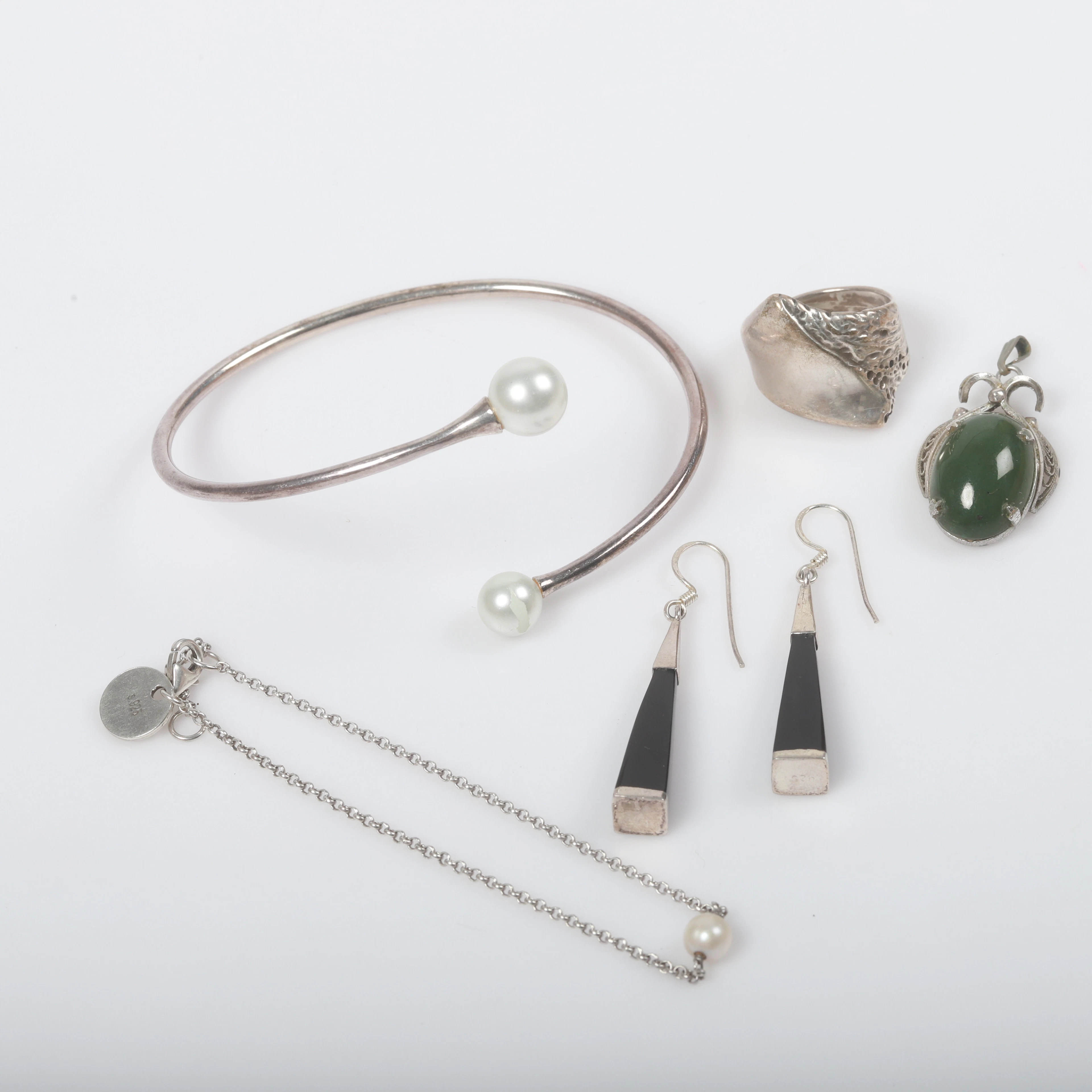 SMYCKEN, 5 delar, sterlingsilver med bl. a. stenar och pärlor.