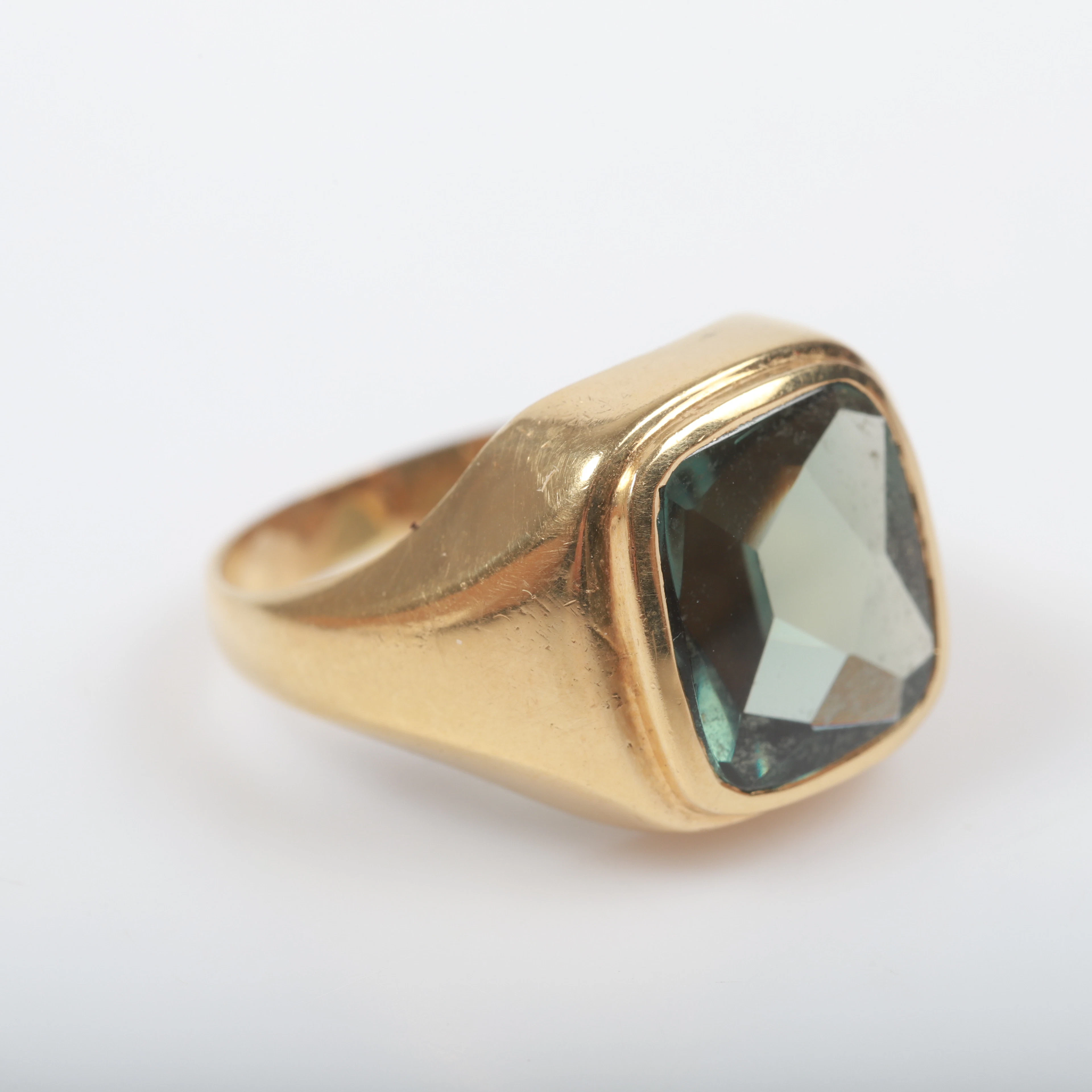 KLACKRING, 18 K guld med grön sten.