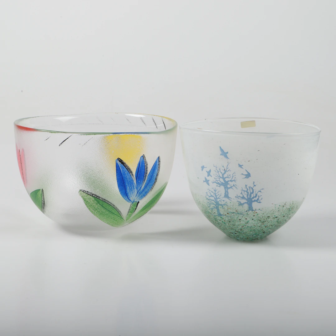 SKÅLAR, 2 stycken, konstglas, Ulricas Hydman-Vallien samt Kjell Engman.