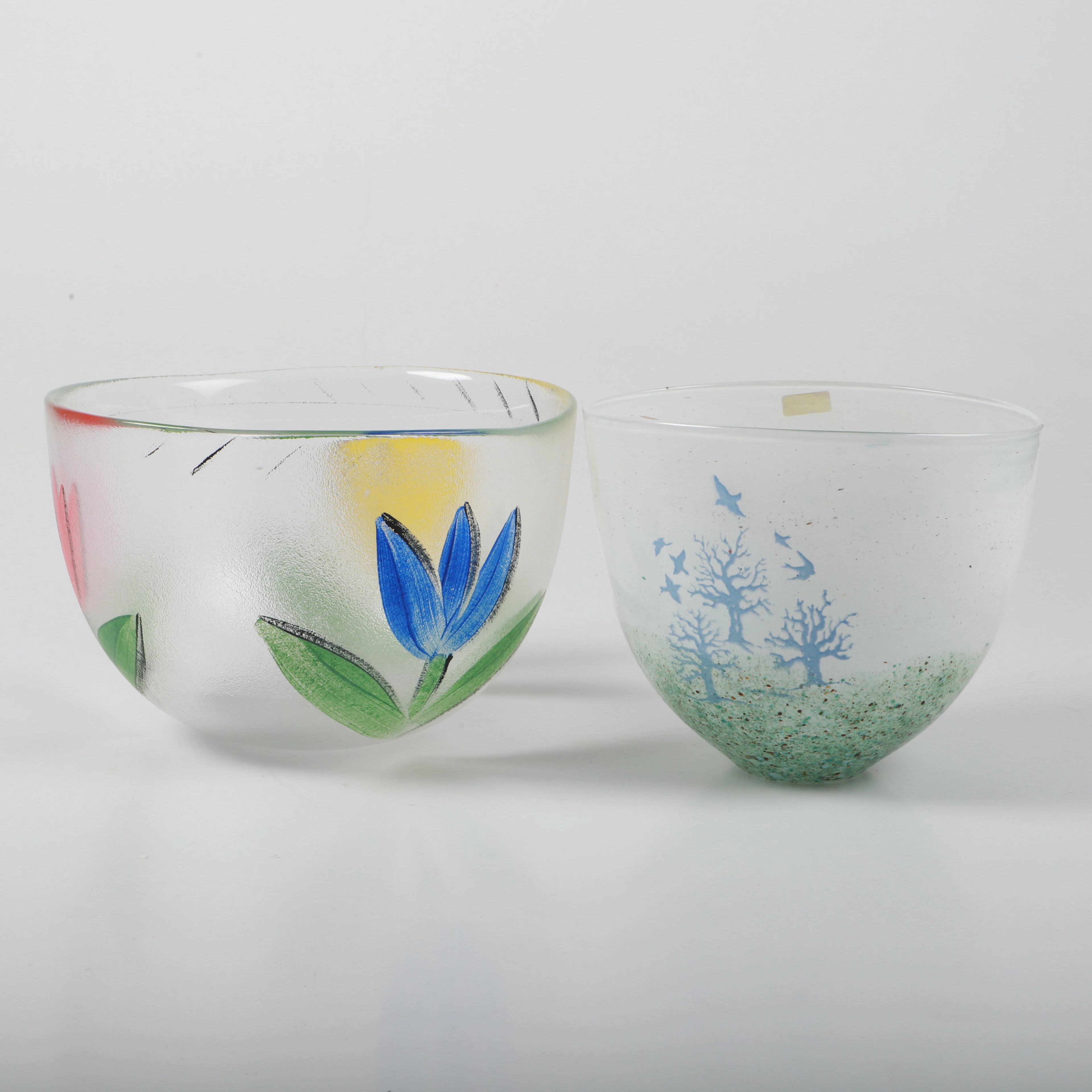 SKÅLAR, 2 stycken, konstglas, Ulricas Hydman-Vallien samt Kjell Engman.