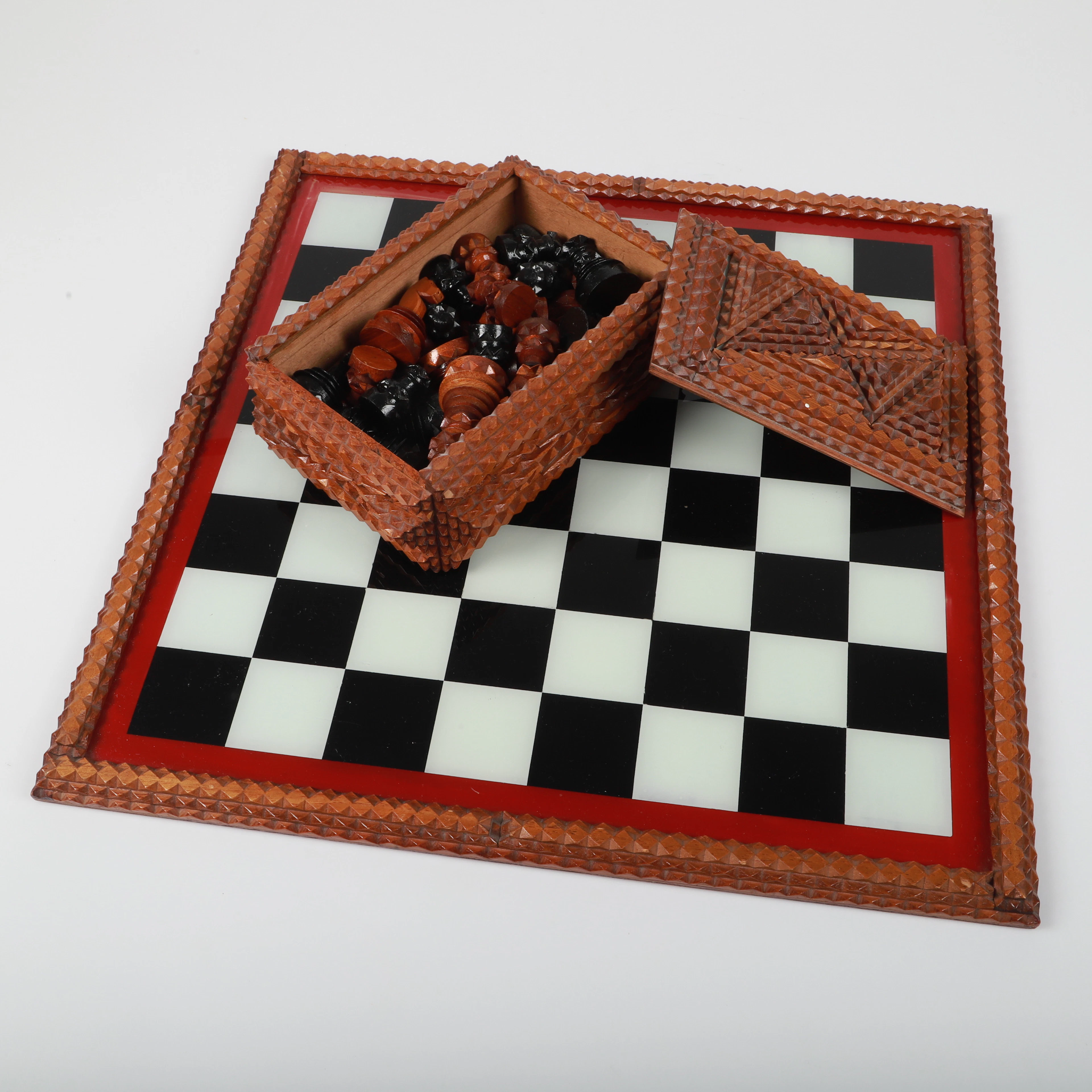 SCHACKSPEL, glas/skuret trä, 1900-tal.
