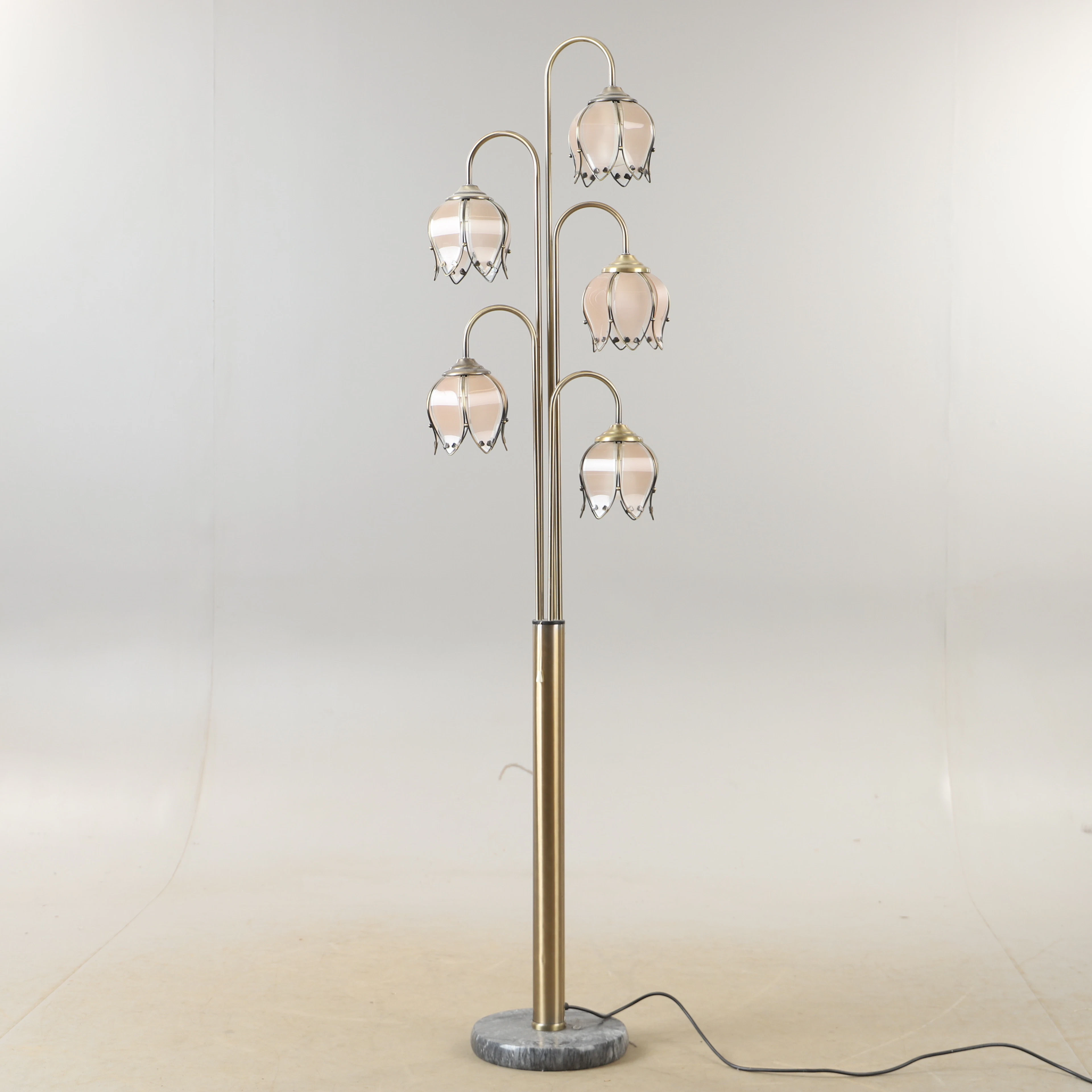 GOLVLAMPA, 5-armad, "Tulpan", gulmetall med tulpanformade glaskupor, Cottex.