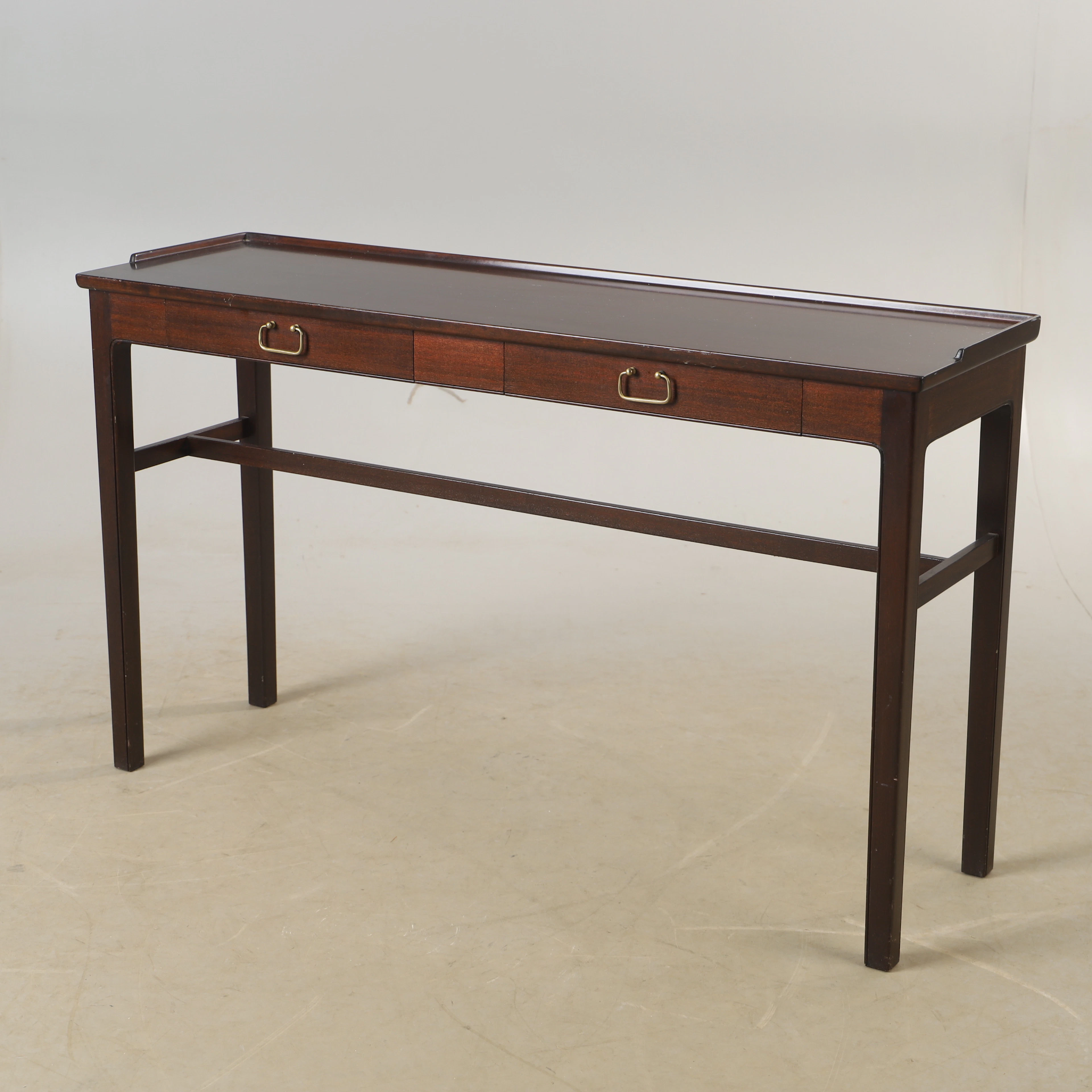 SIDOBORD, mahogny, 1900-talets andra hälft.
