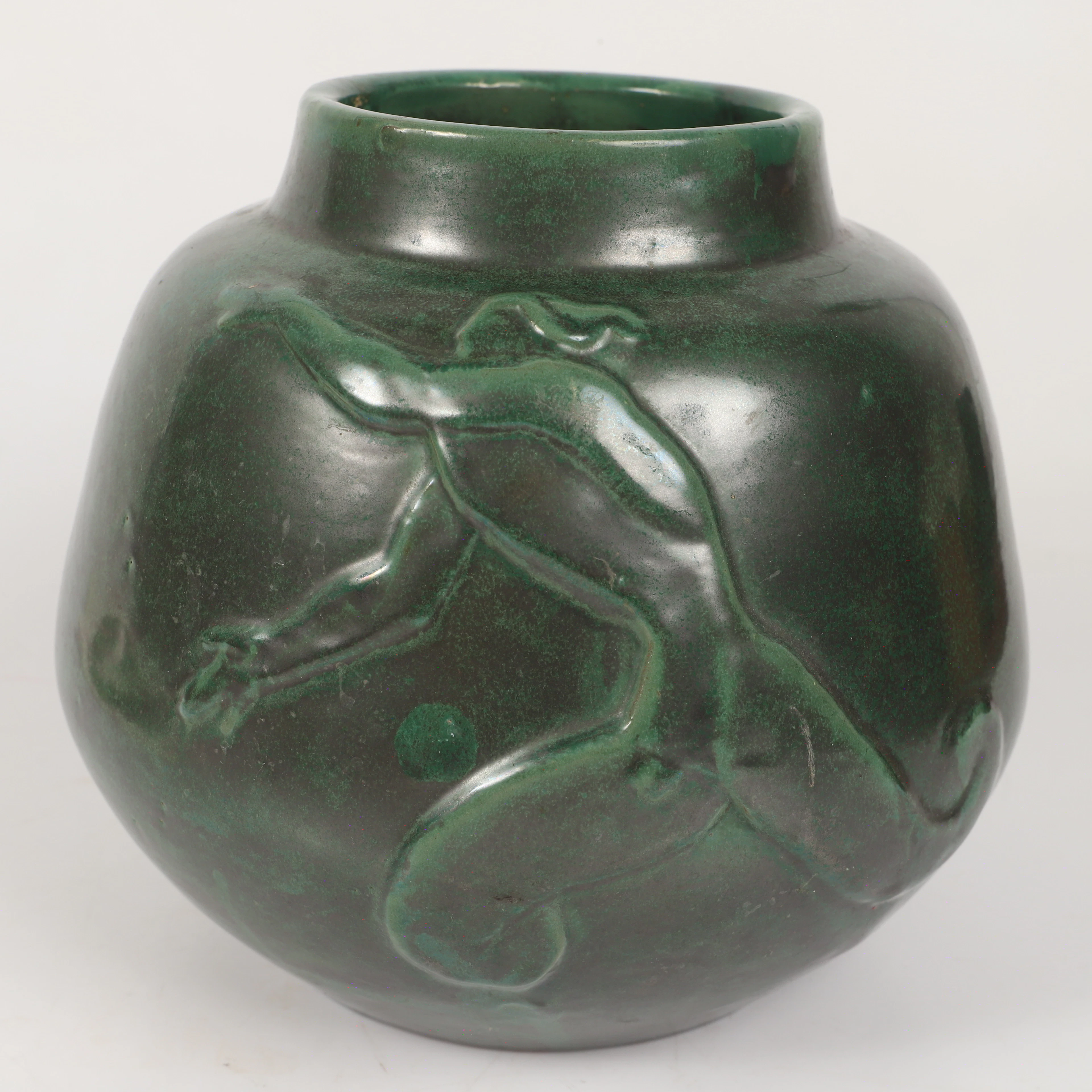 EINAR LUTERKORT. Vas, keramik med figural reliefdekor, Motala lervarufabrik