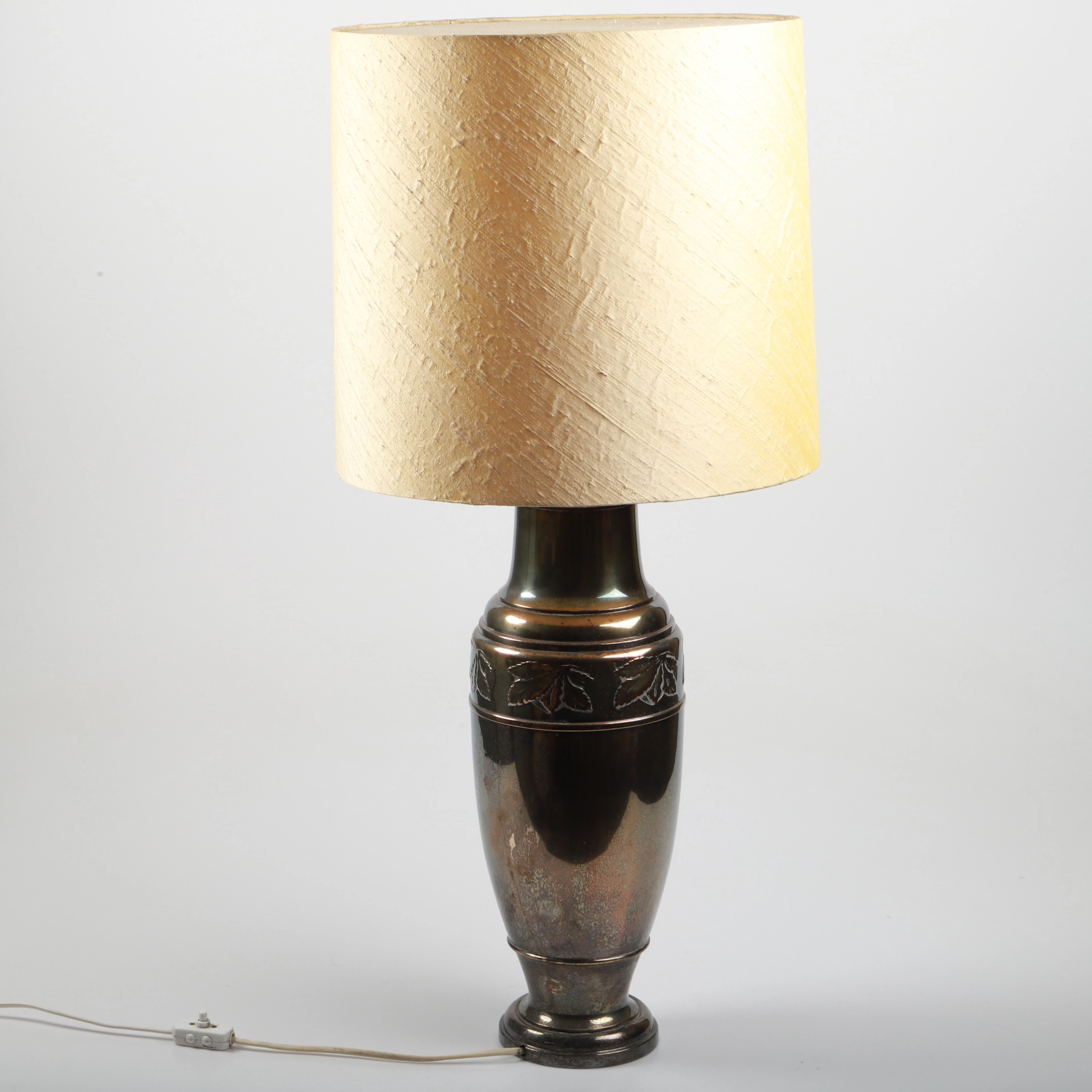 BORDSLAMPA, nysilver med textilskärm, 1900-tal.