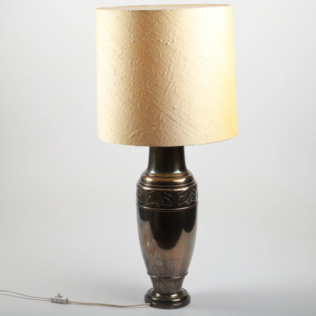 BORDSLAMPA, nysilver med textilskärm, 1900-tal.