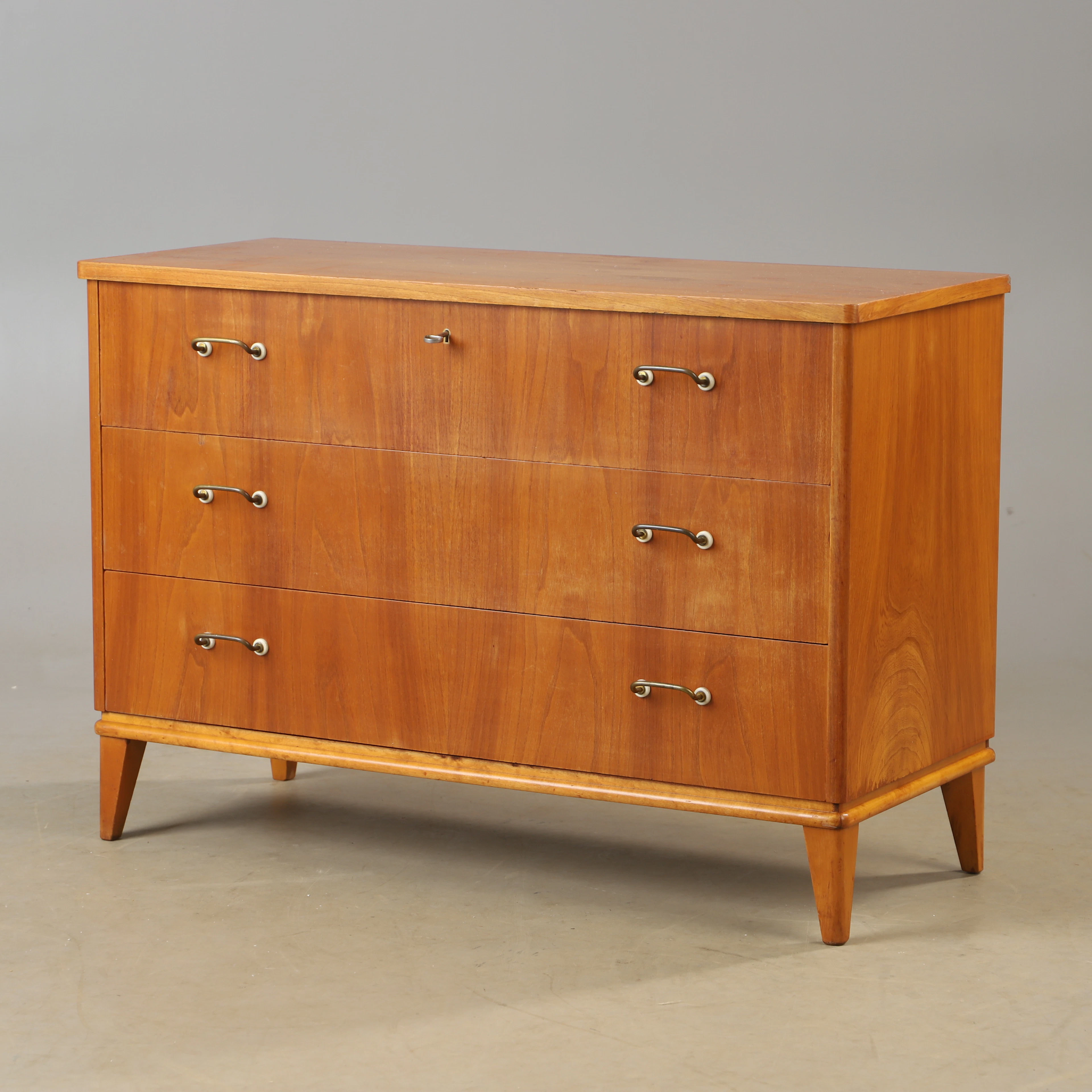 BYRÅ, 3-lådig, alm, Swedish modern, 1940-tal.