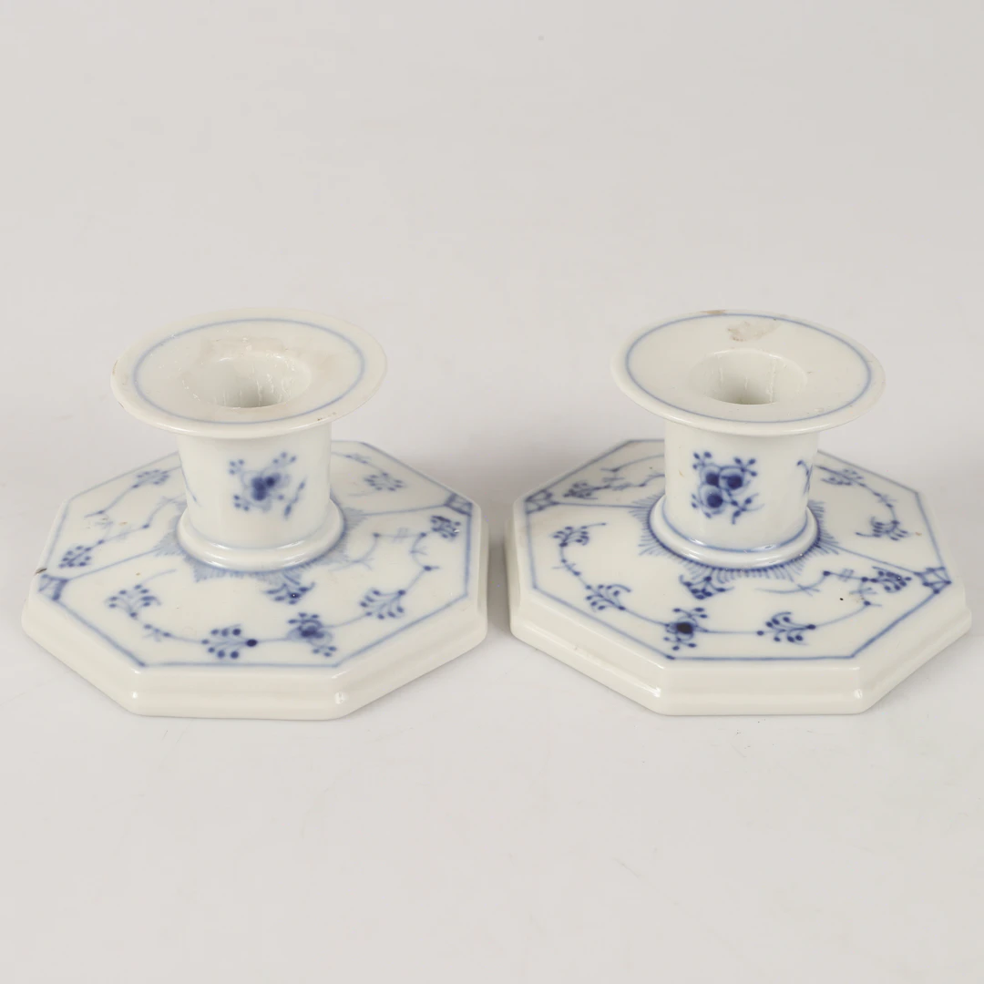 LJUSSTAKAR, 1 par, "Musselmalet", porslin, Royal Copenhagen, Danmark.