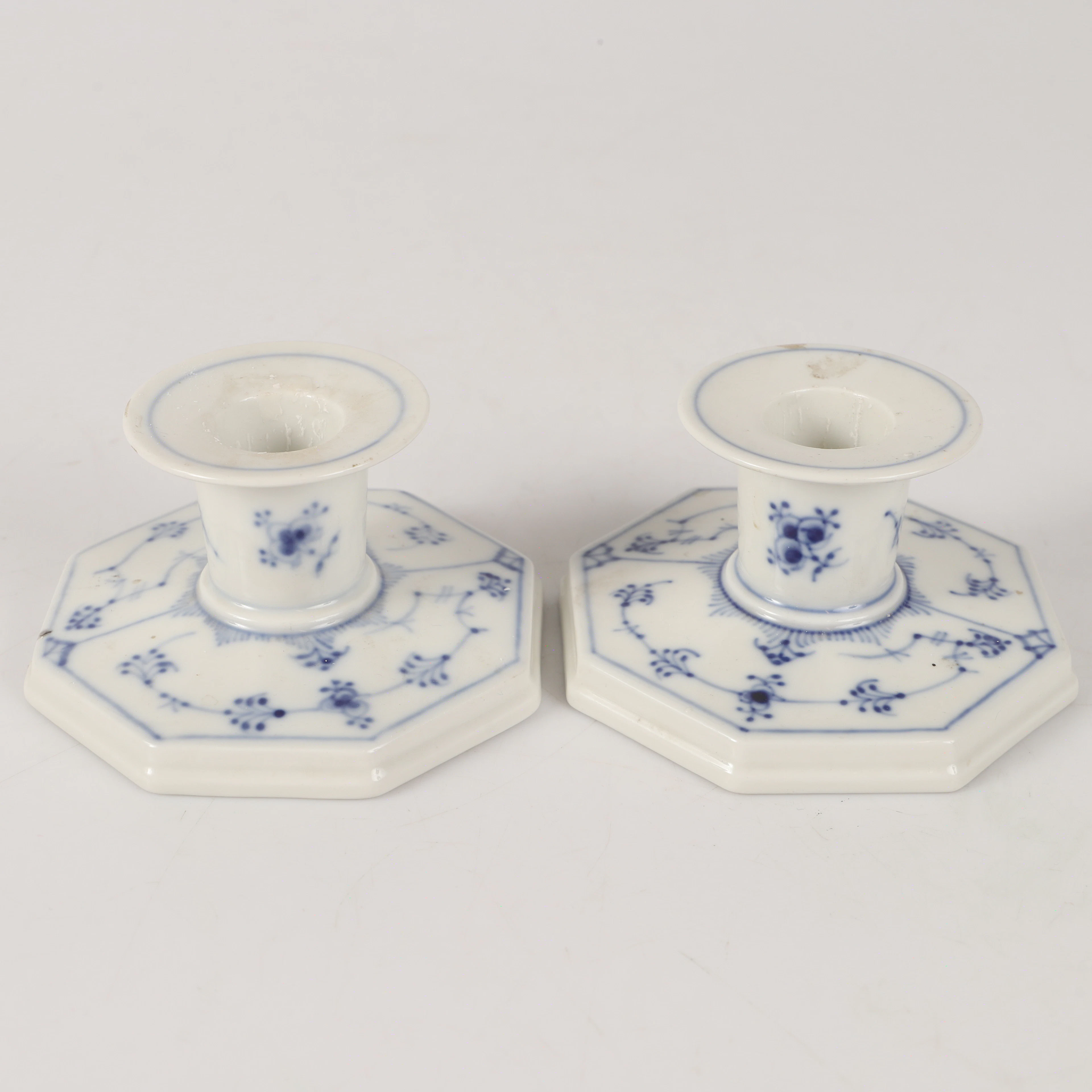 LJUSSTAKAR, 1 par, "Musselmalet", porslin, Royal Copenhagen, Danmark.