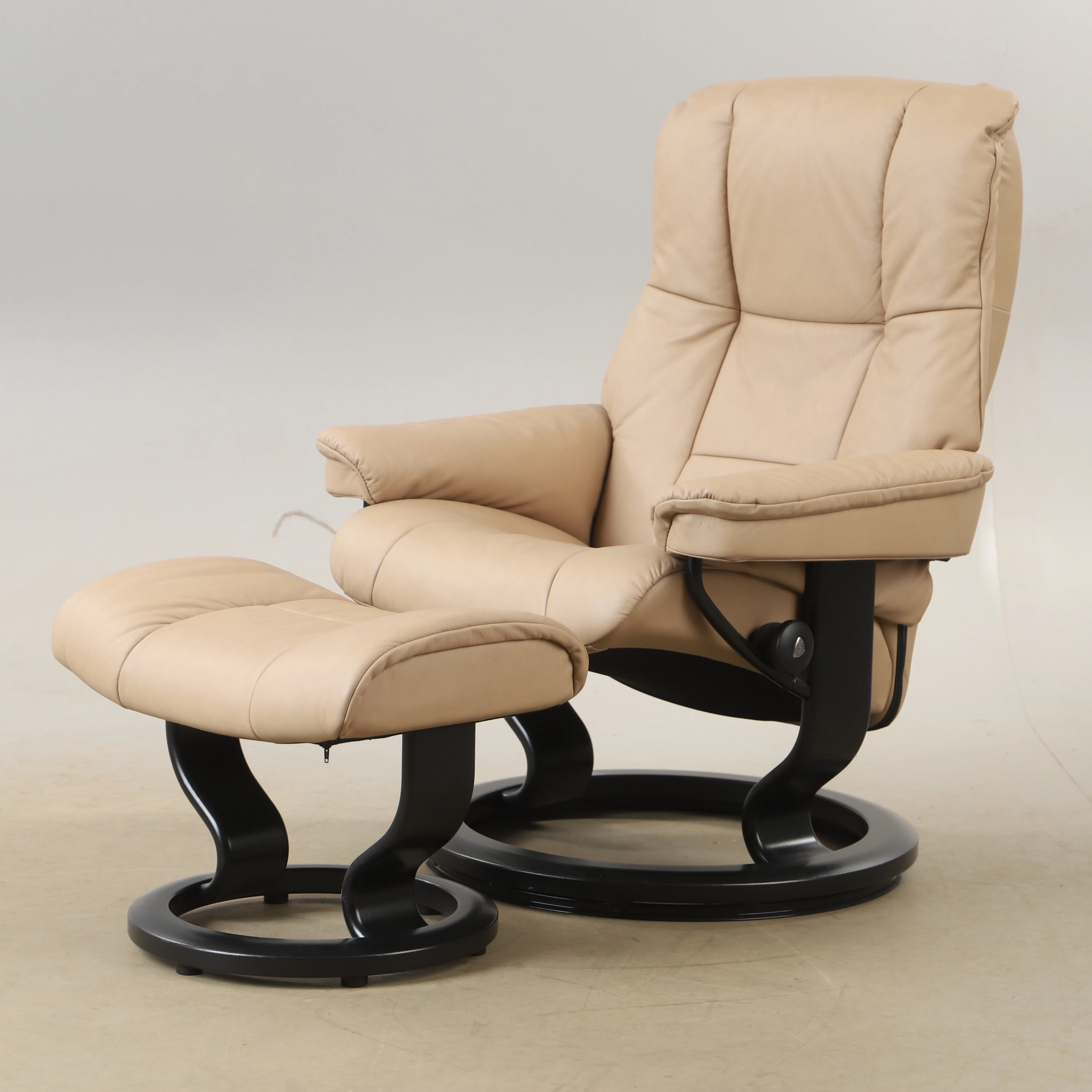 FÅTÖLJ MED FOTPALL, "Mayfair", skinnklädsel, "Stressless", Ekornes, Norge.