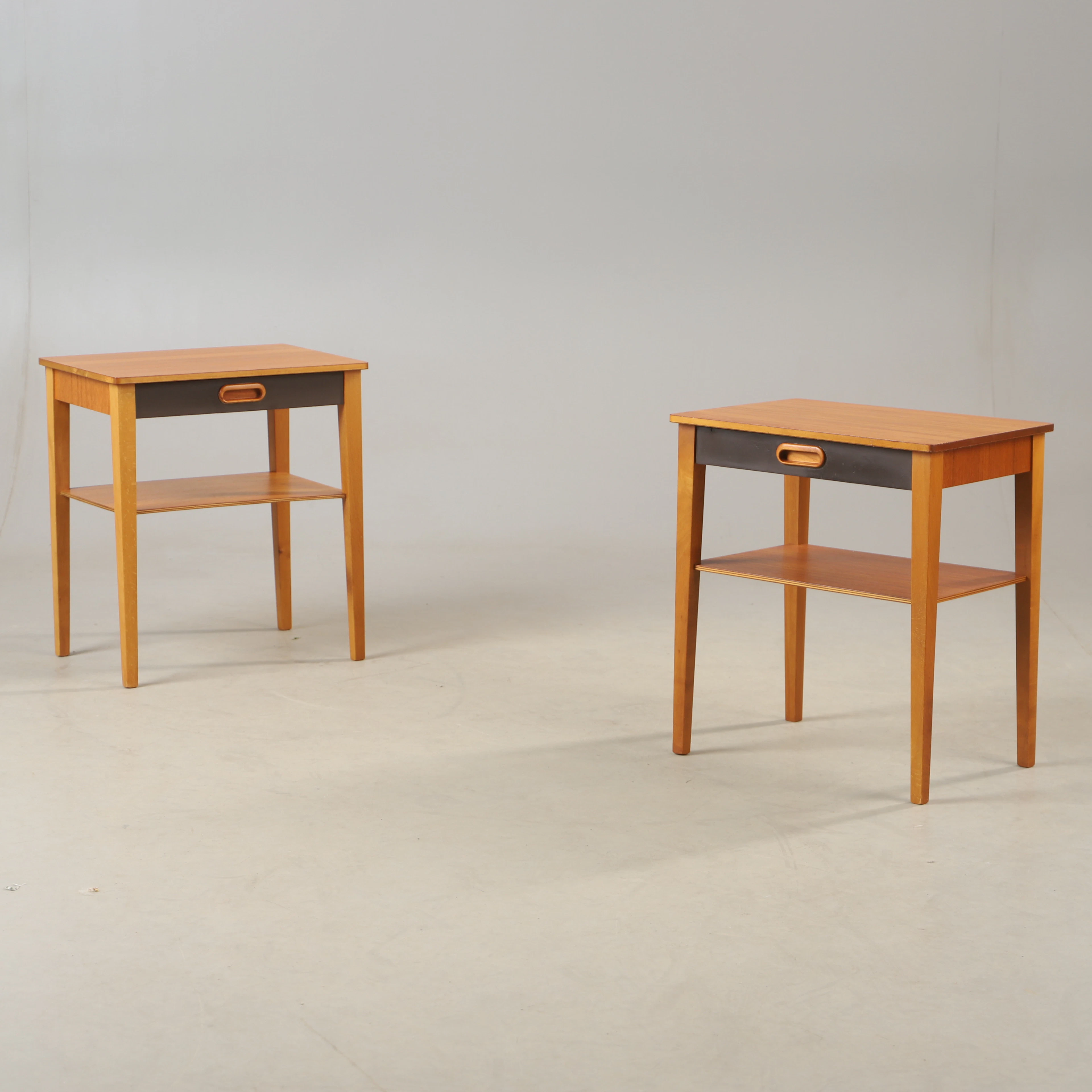 SÄNGBORD, 1 par, teak med svartmålad dekor, 1900-talets mitt.