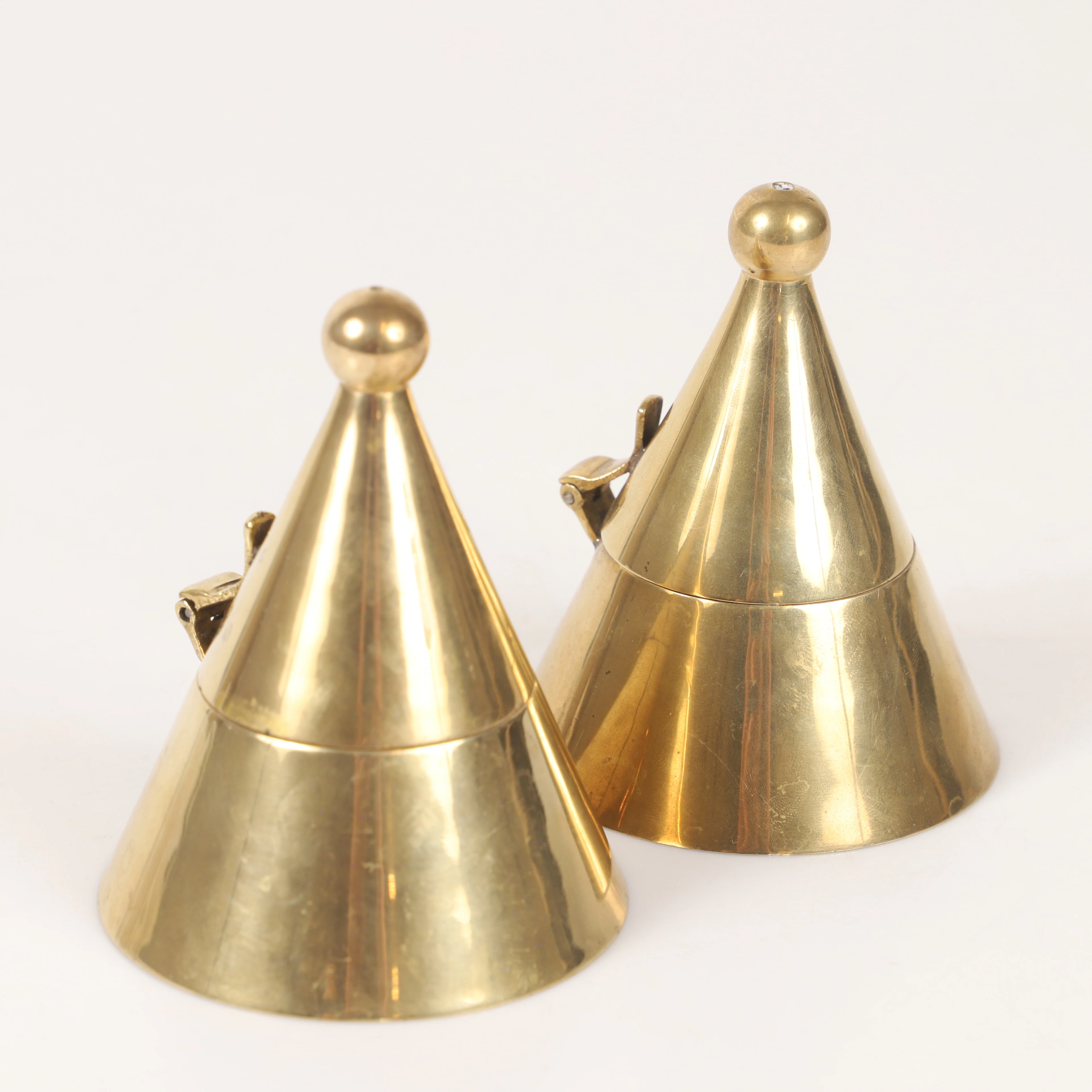 ALDO ROSSI. Ljuslyktor, 1 par, "La Conica", mässing, Alessi, Italien.