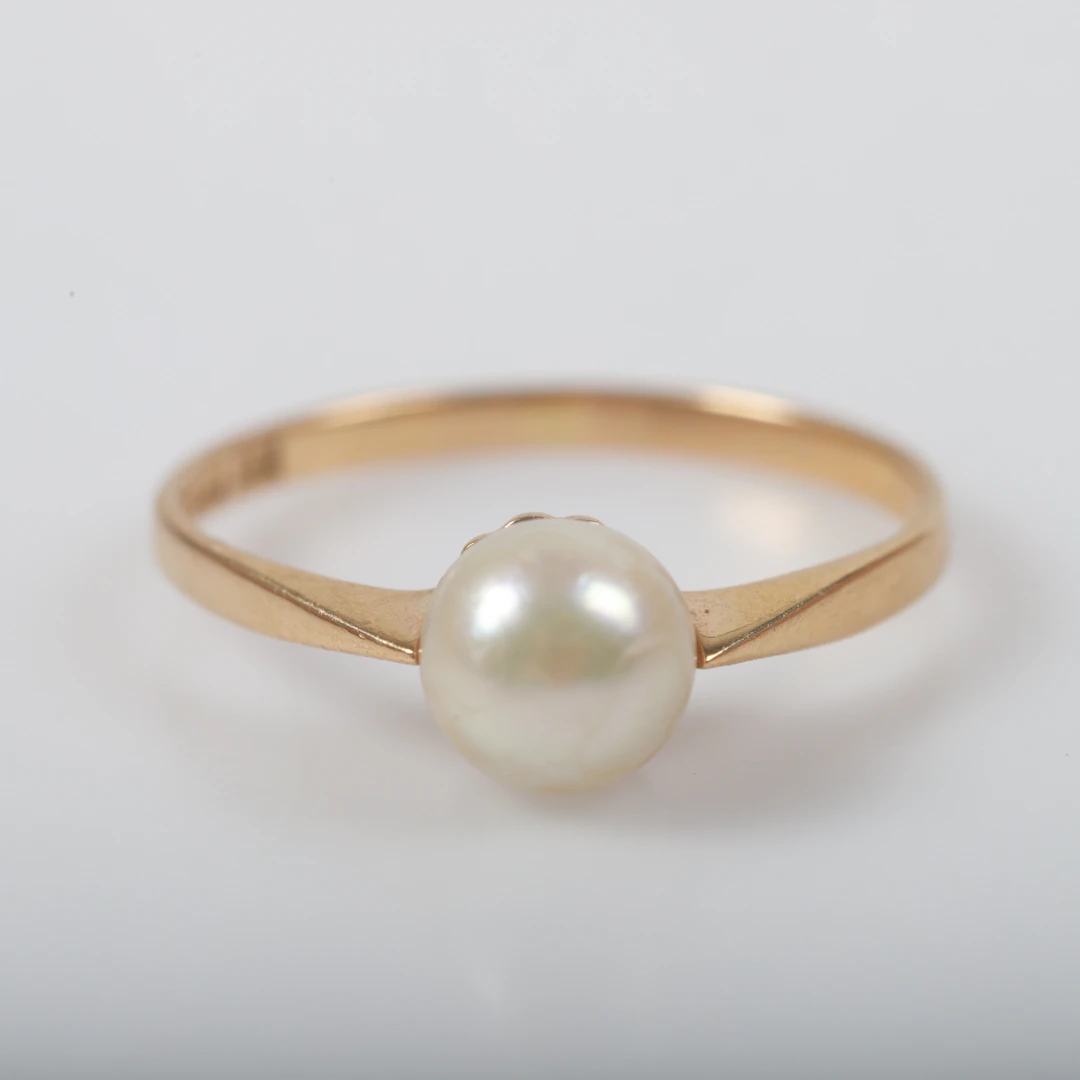 RING, 18 K guld med odlad pärla.