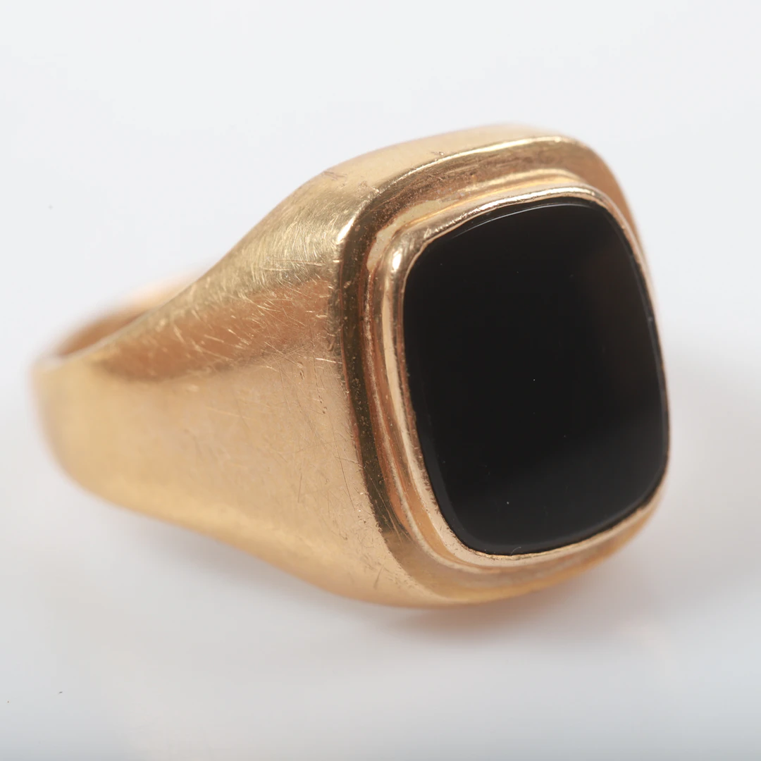 KLACKRING, 18 K guld med planslipad onyx.