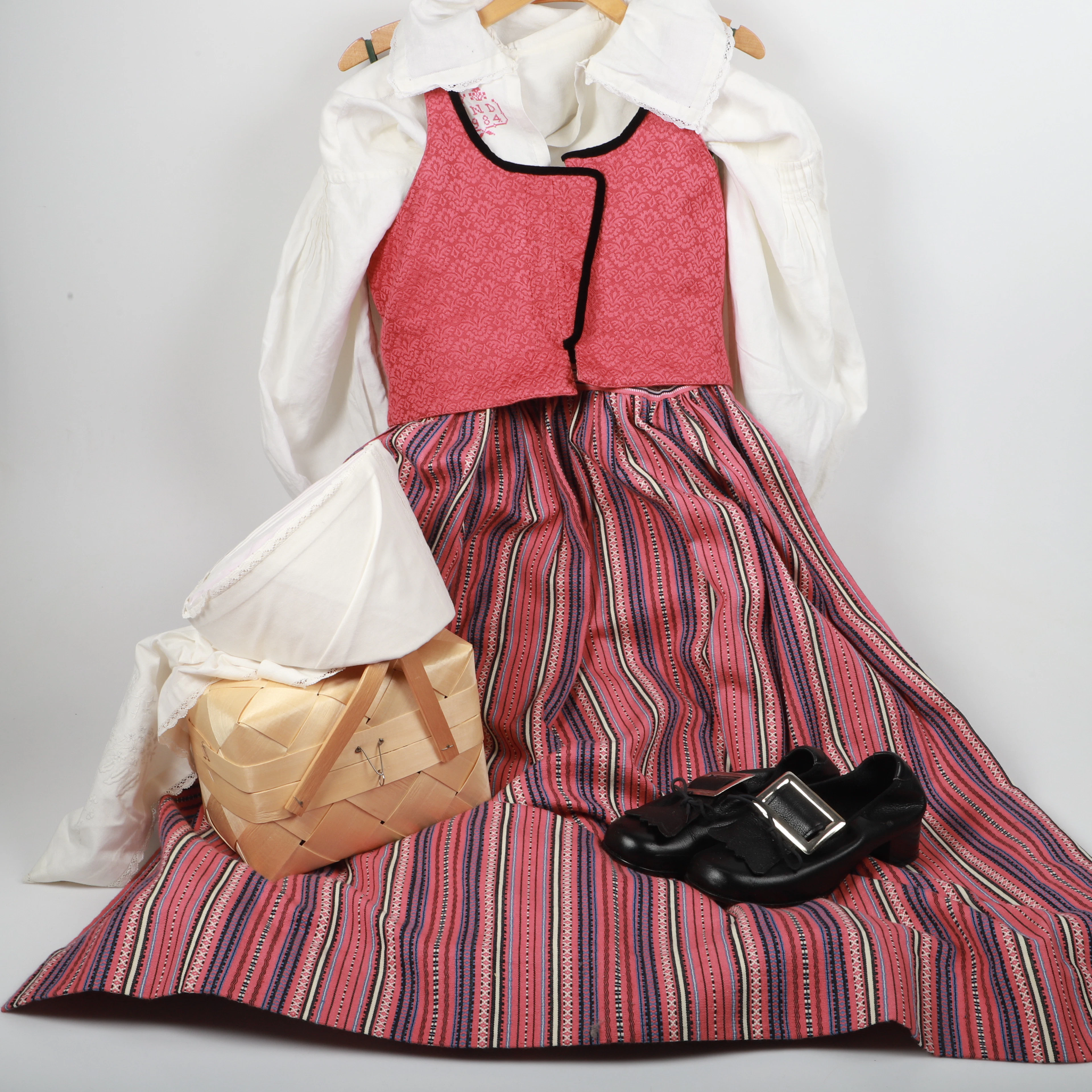 HÄRADSDRÄKT MED SKOR, SMYCKEN OCH TILLBEHÖR, 16 delar, Luggude Härad, 1900-tal.