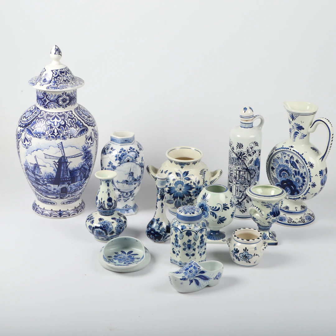 URNOR, VASER, M. M., 13 delar, porslin, Delft, Holland.