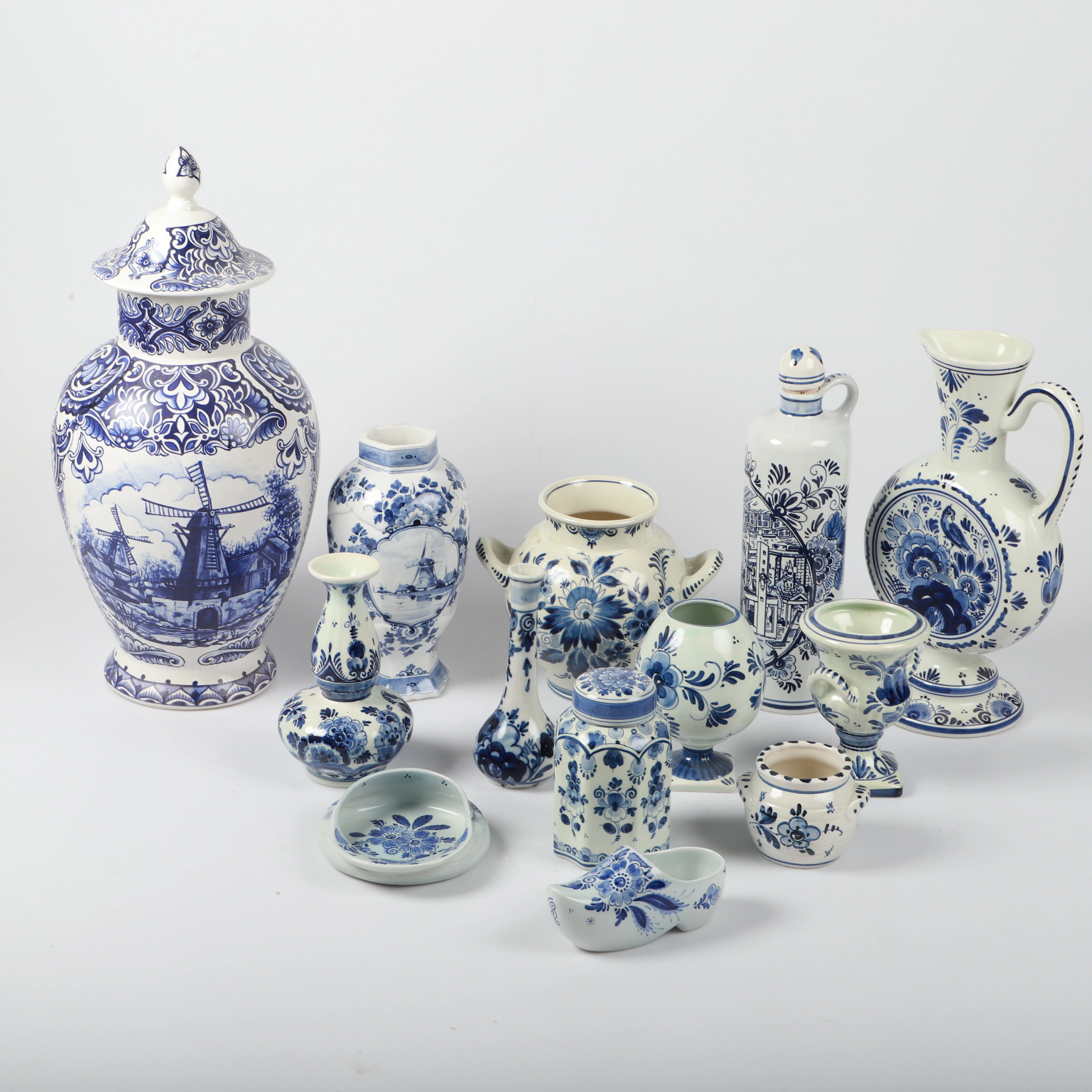 URNOR, VASER, M. M., 13 delar, porslin, Delft, Holland.