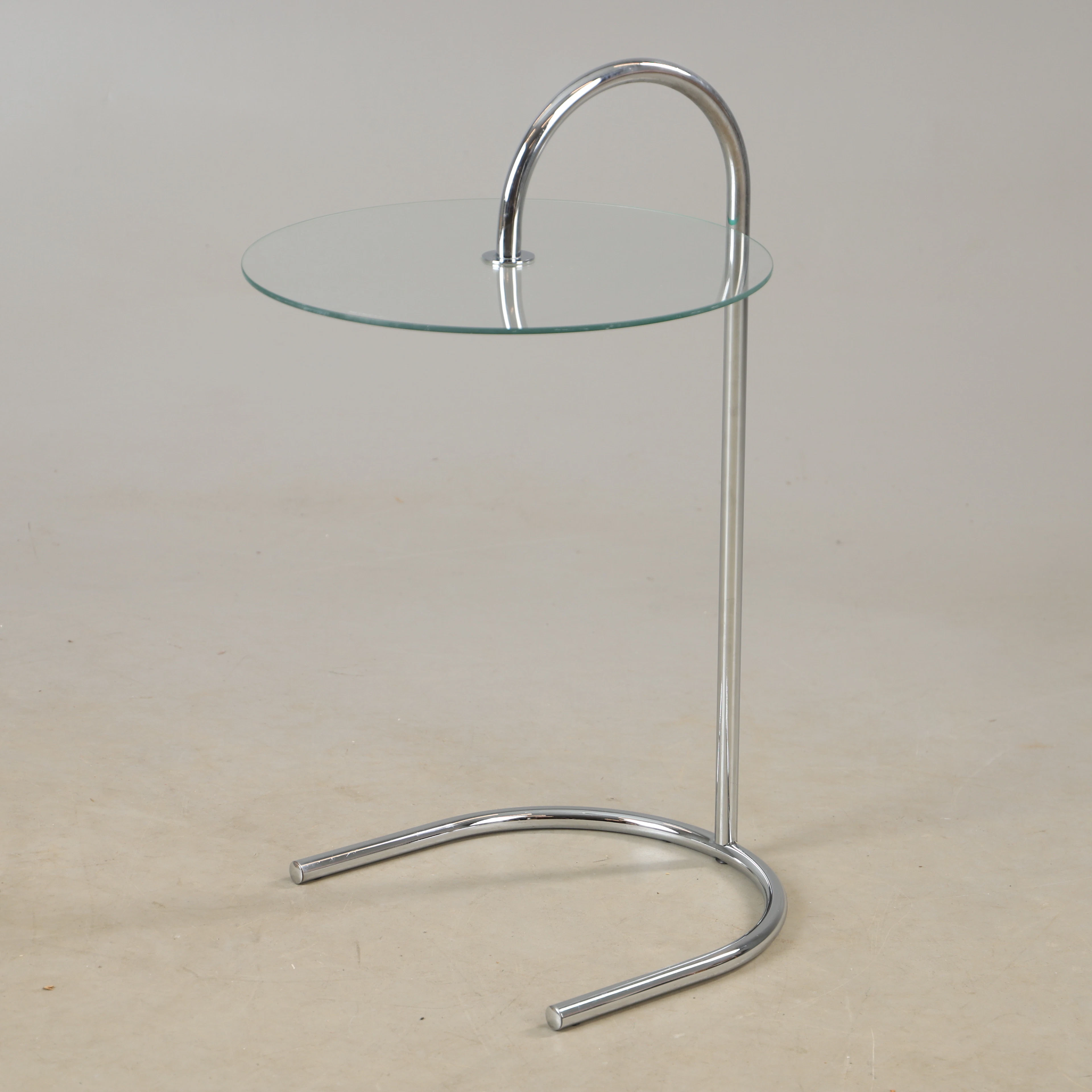 TORD BJÖRKLUND. Sidobord, ”Ry”, kromad metall med glasskiva, IKEA