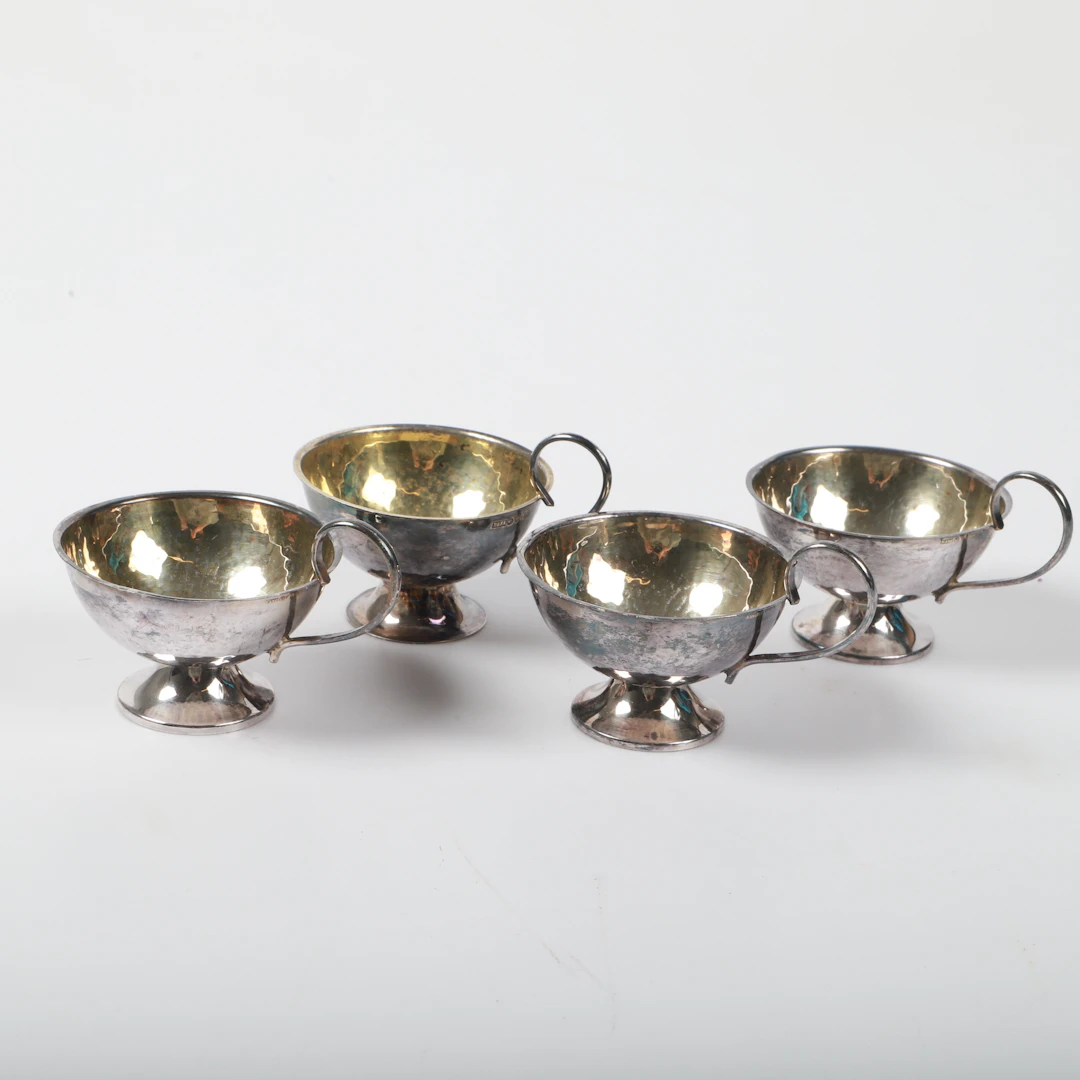 PUNSCHMUGGAR, 4 stycken, silver med hamrad dekor och förgylld insida.