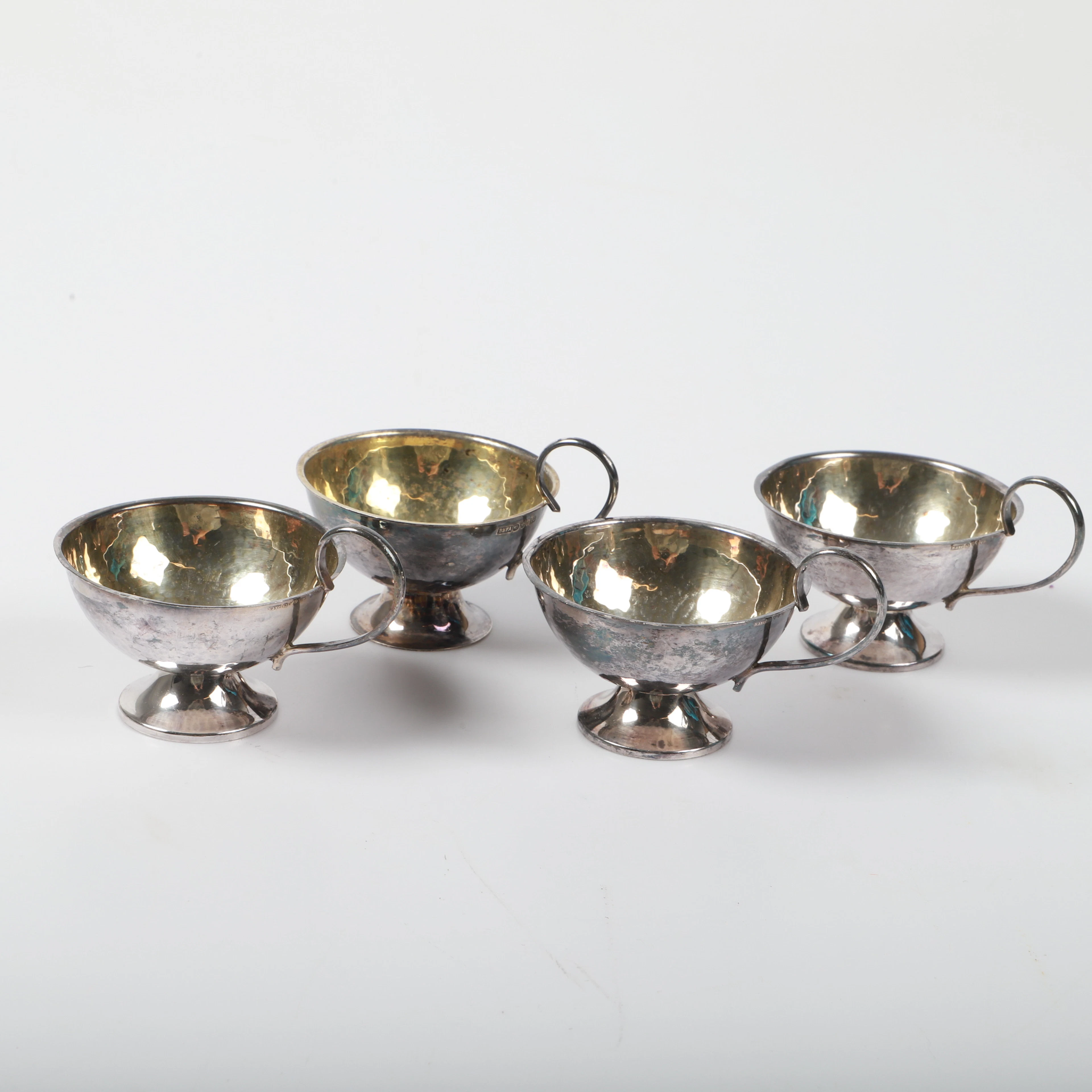 PUNSCHMUGGAR, 4 stycken, silver med hamrad dekor och förgylld insida.
