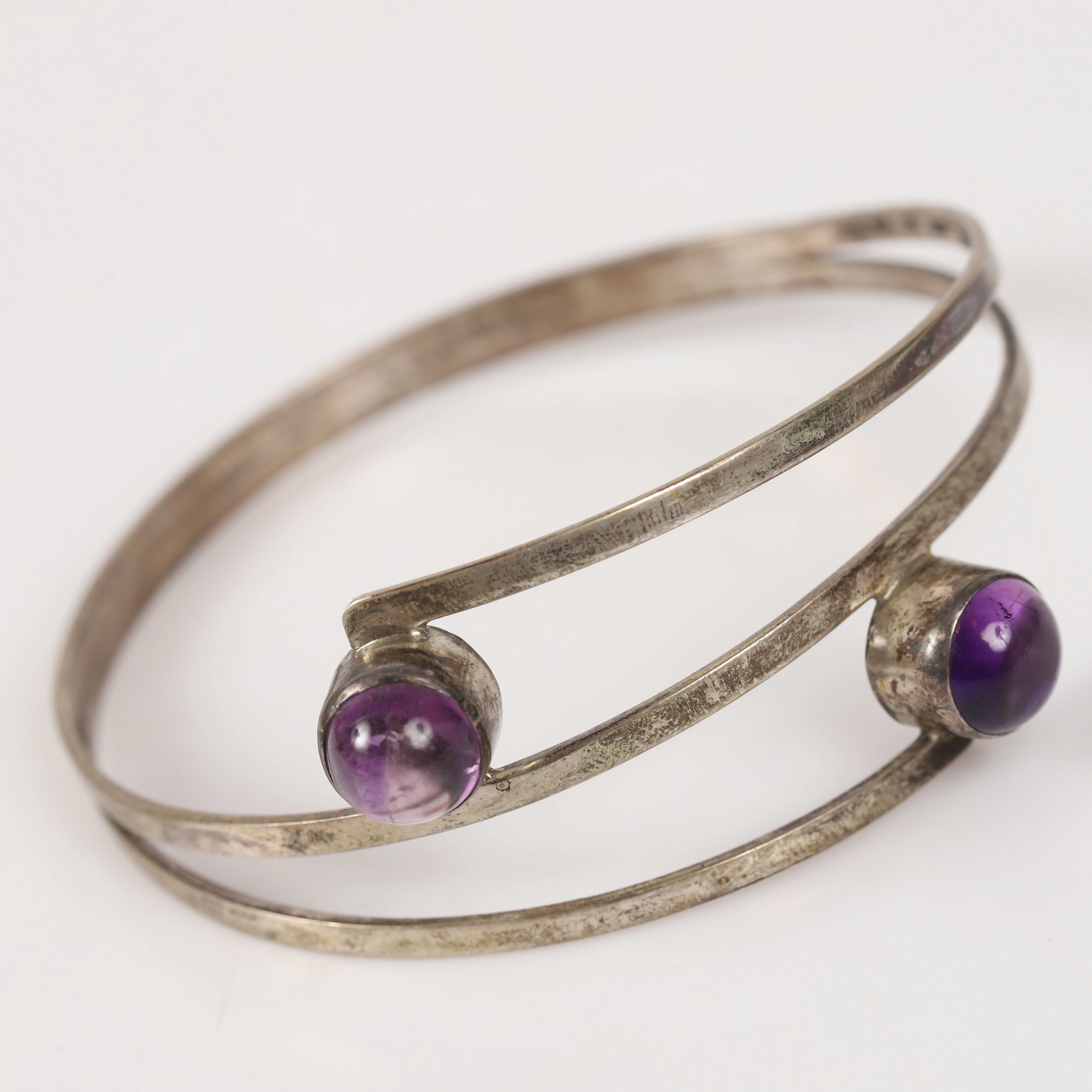 ARMBAND, silver med cabochonslipade ametister, Gussi, Malmö, 1959.