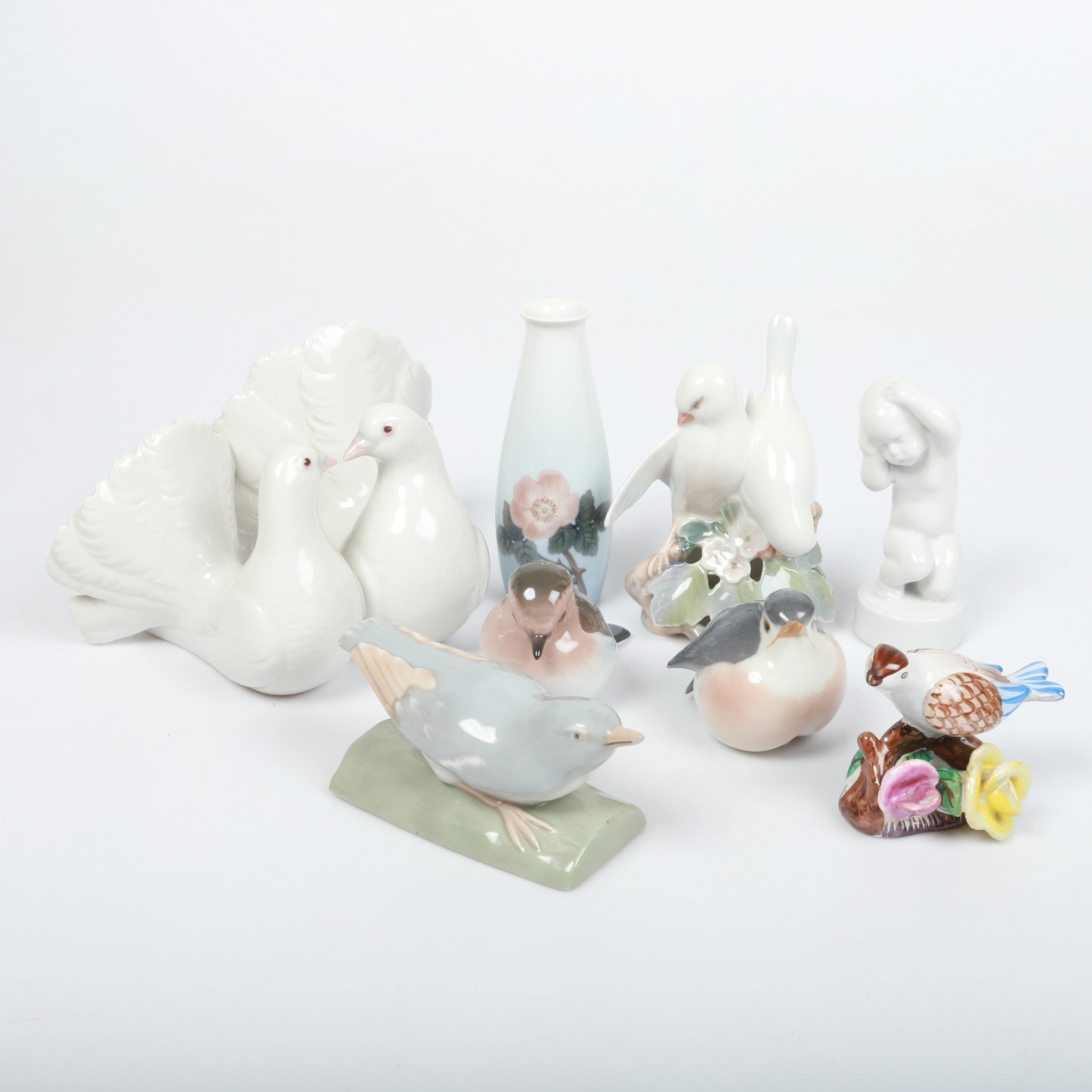 FIGURINER M. M., 8 stycken, mestadels fåglar, bl.a. Royal Copenhagen, Danmark.