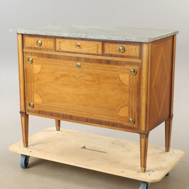 BYRÅ, 3-lådig, intarsia med bronser och stenskiva, gustaviansk stil.