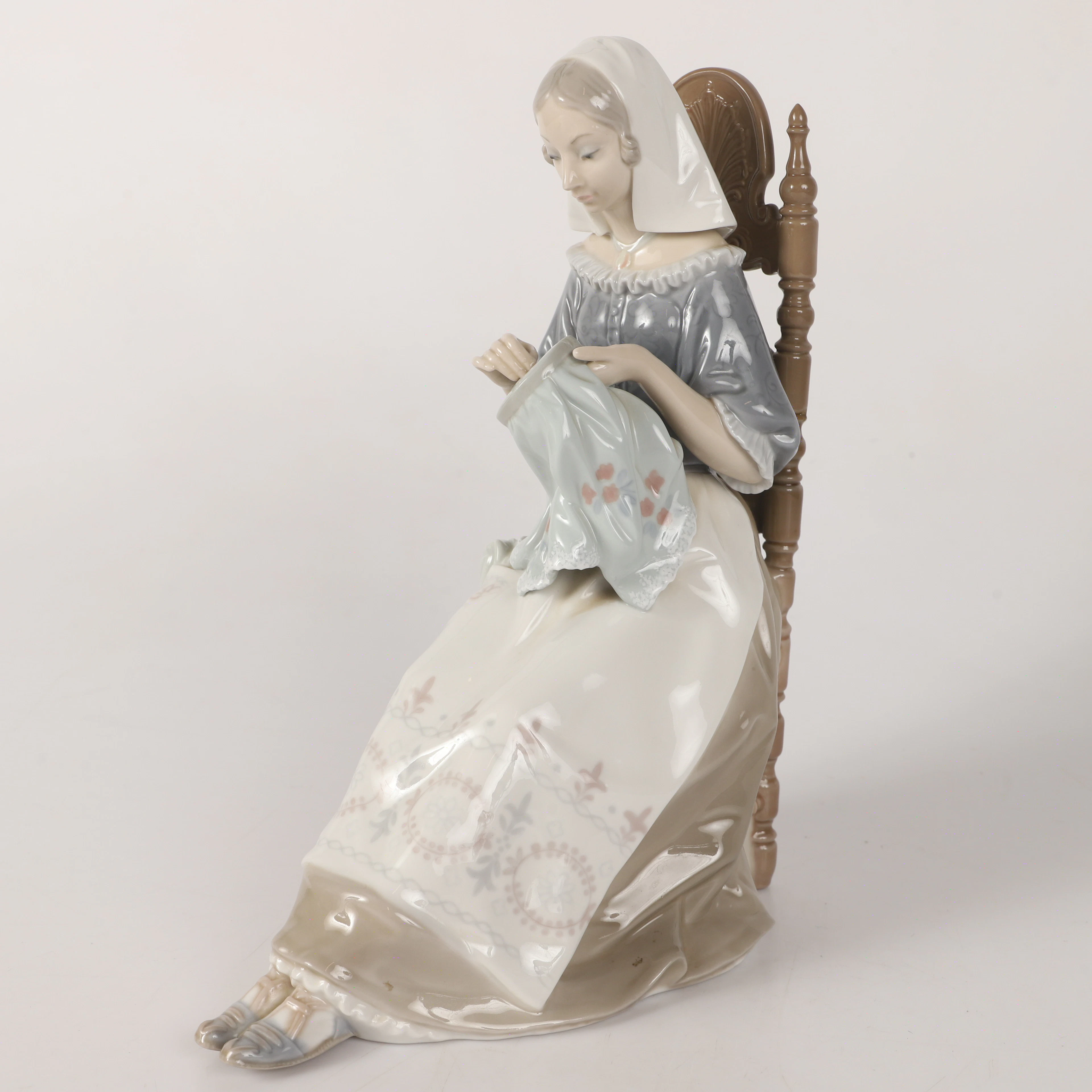 FIGURIN, broderande kvinna, porslin, Lladro, Spanien.