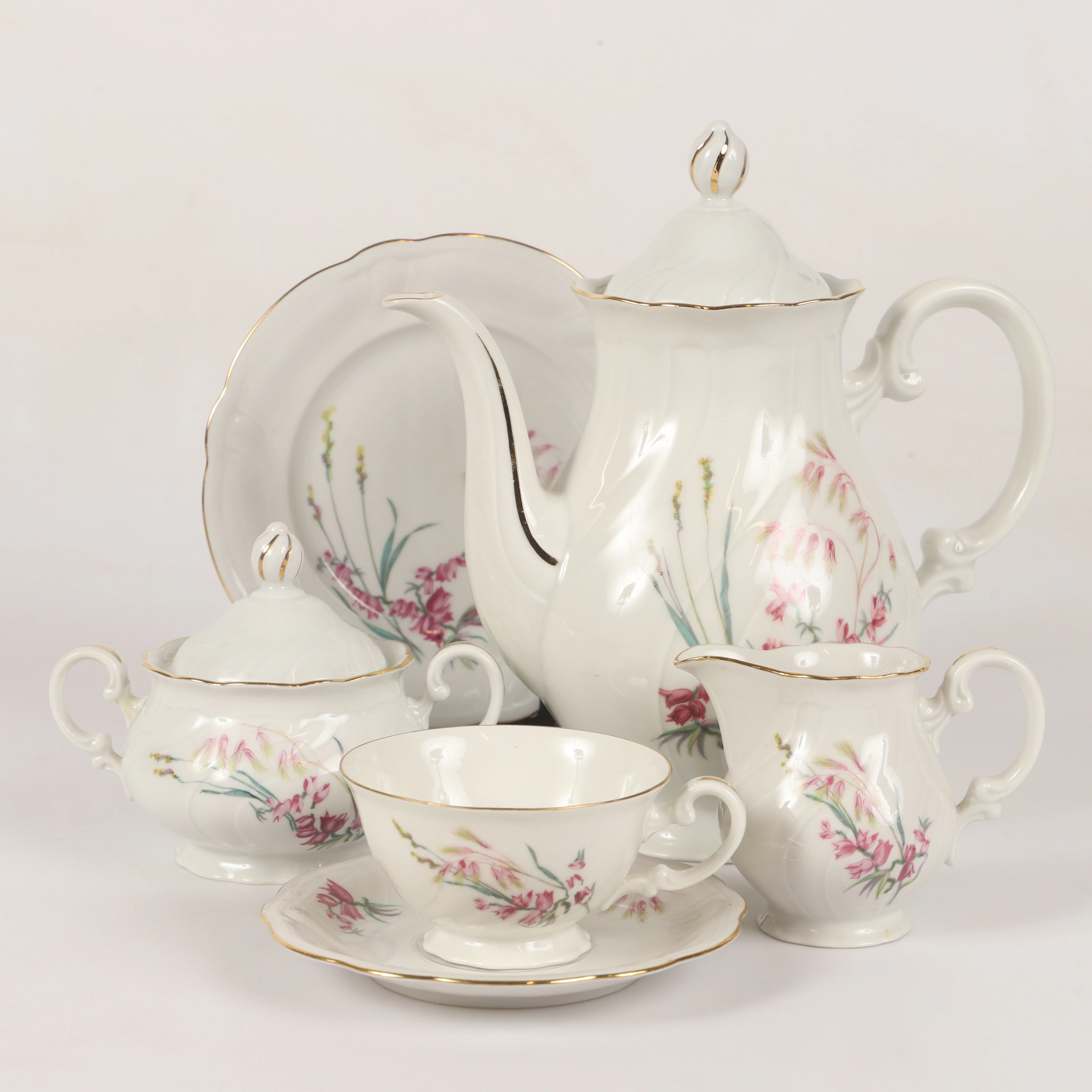 KAFFESERVIS, 32 delar, med blomsterdekor och förgylld kant, porslin