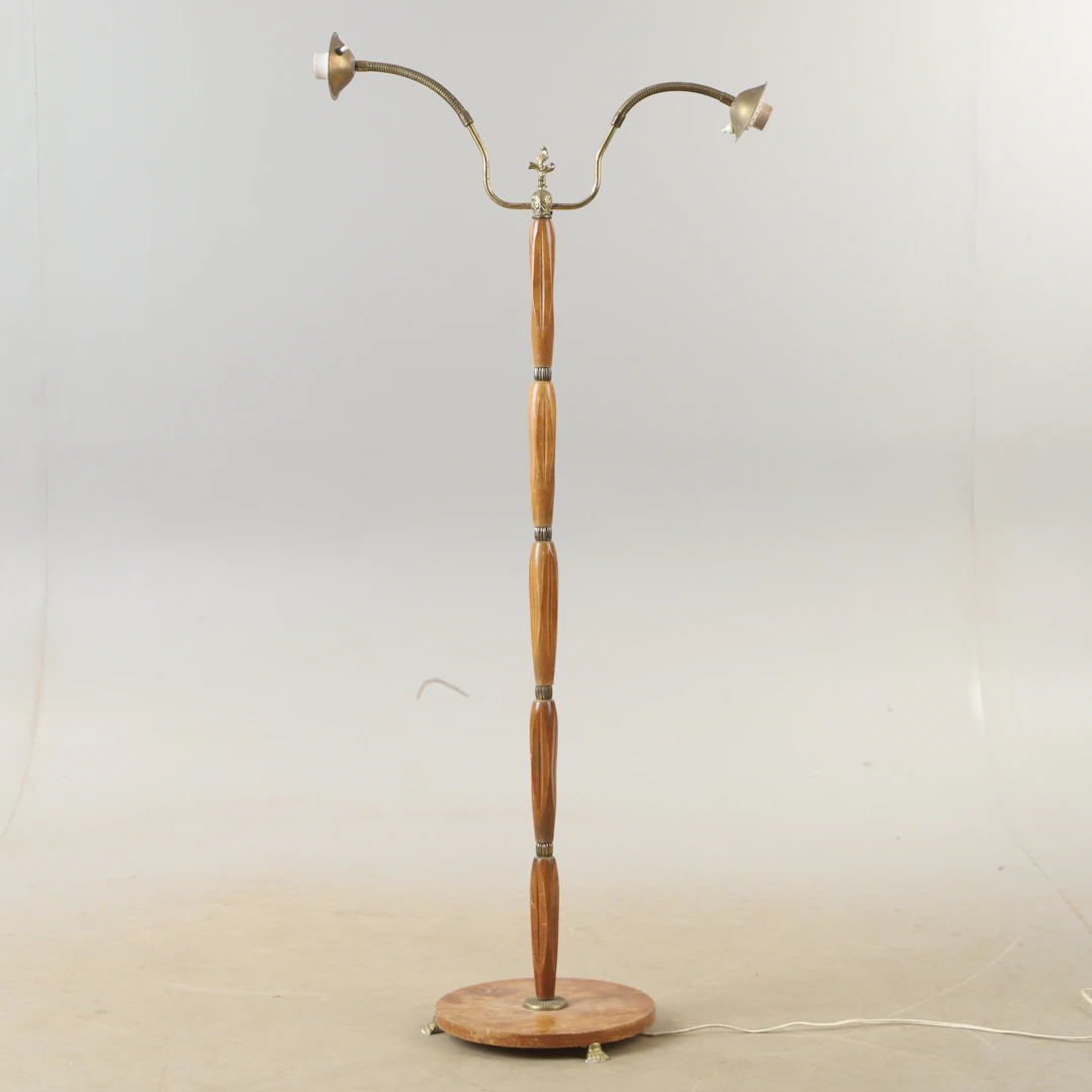 GOLVLAMPA, trä och mässing, 1950-talets mitt.