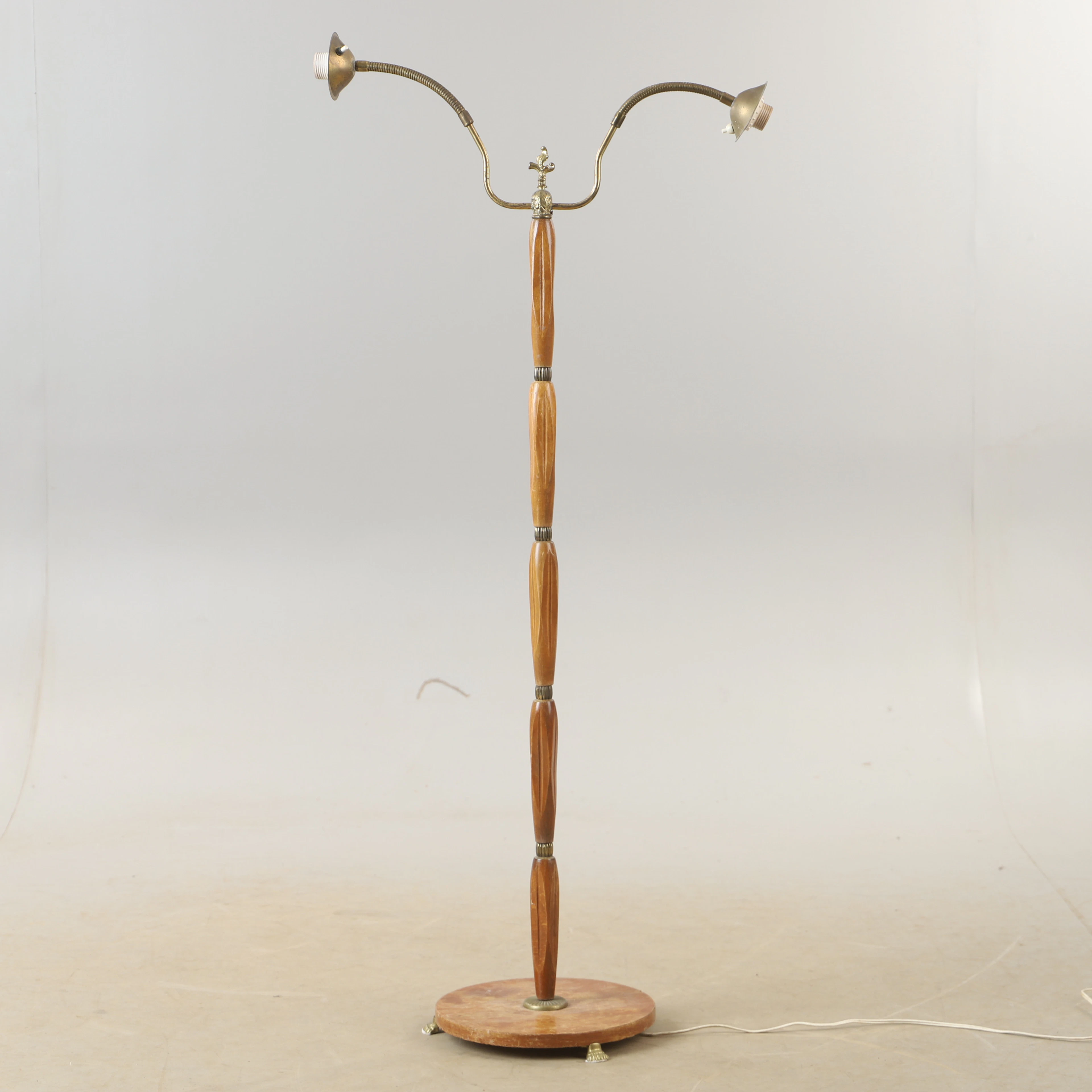 GOLVLAMPA, trä och mässing, 1950-talets mitt.
