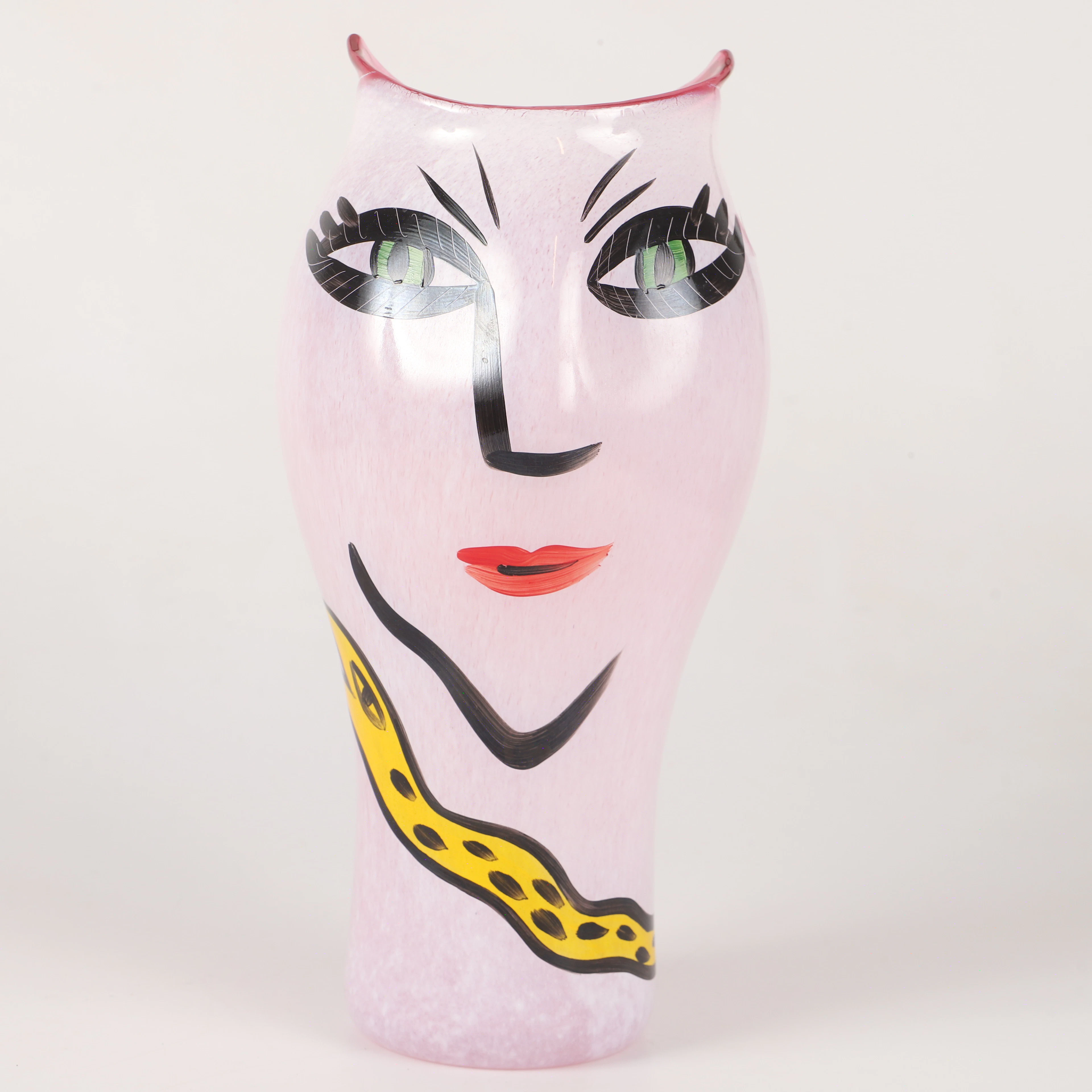 ULRICA HYDMAN-VALLIEN. Vas, "Open Minds", glas, Kosta Boda, signerad.