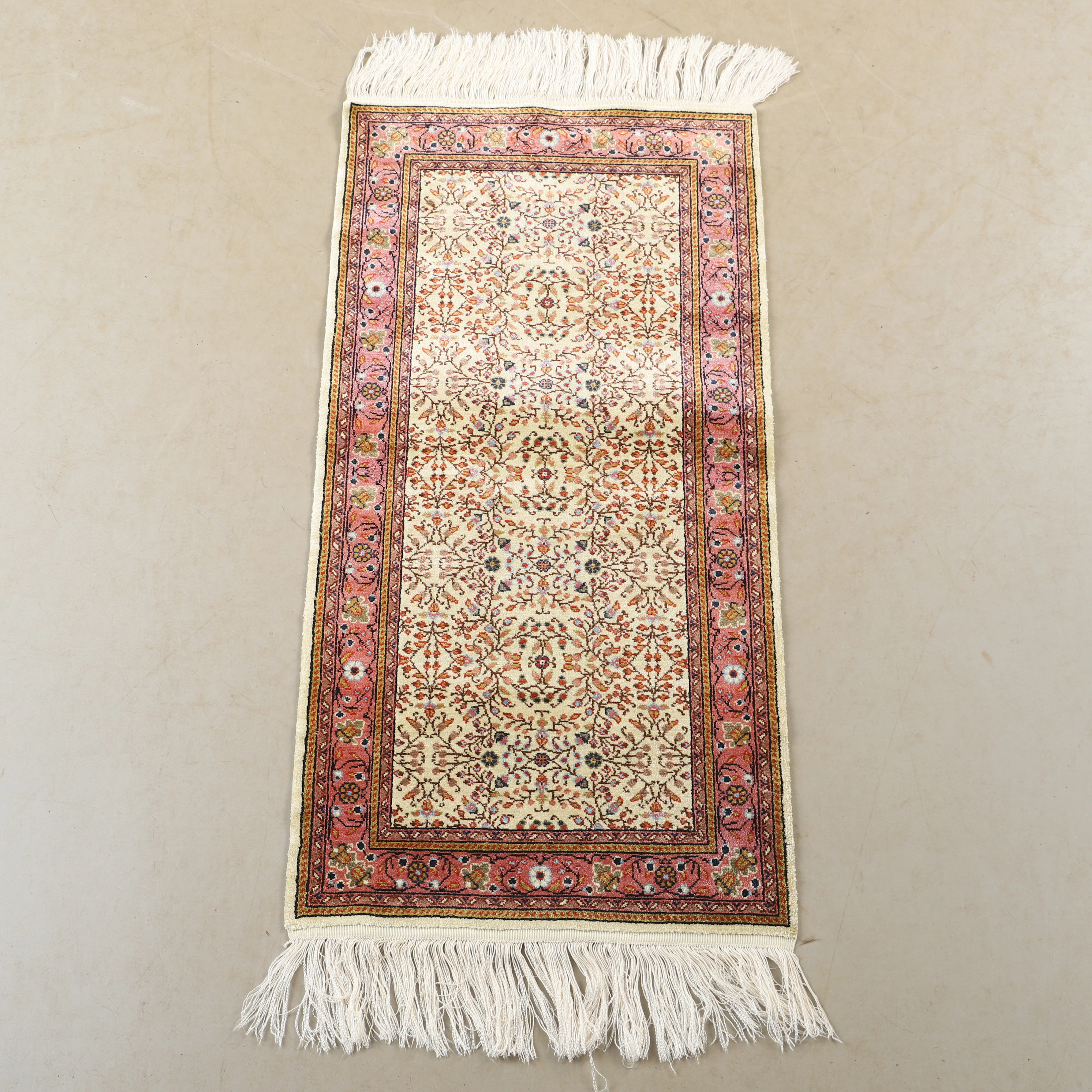 MATTA, orientaliskt, silkesinslag, 122 x 61 cm.