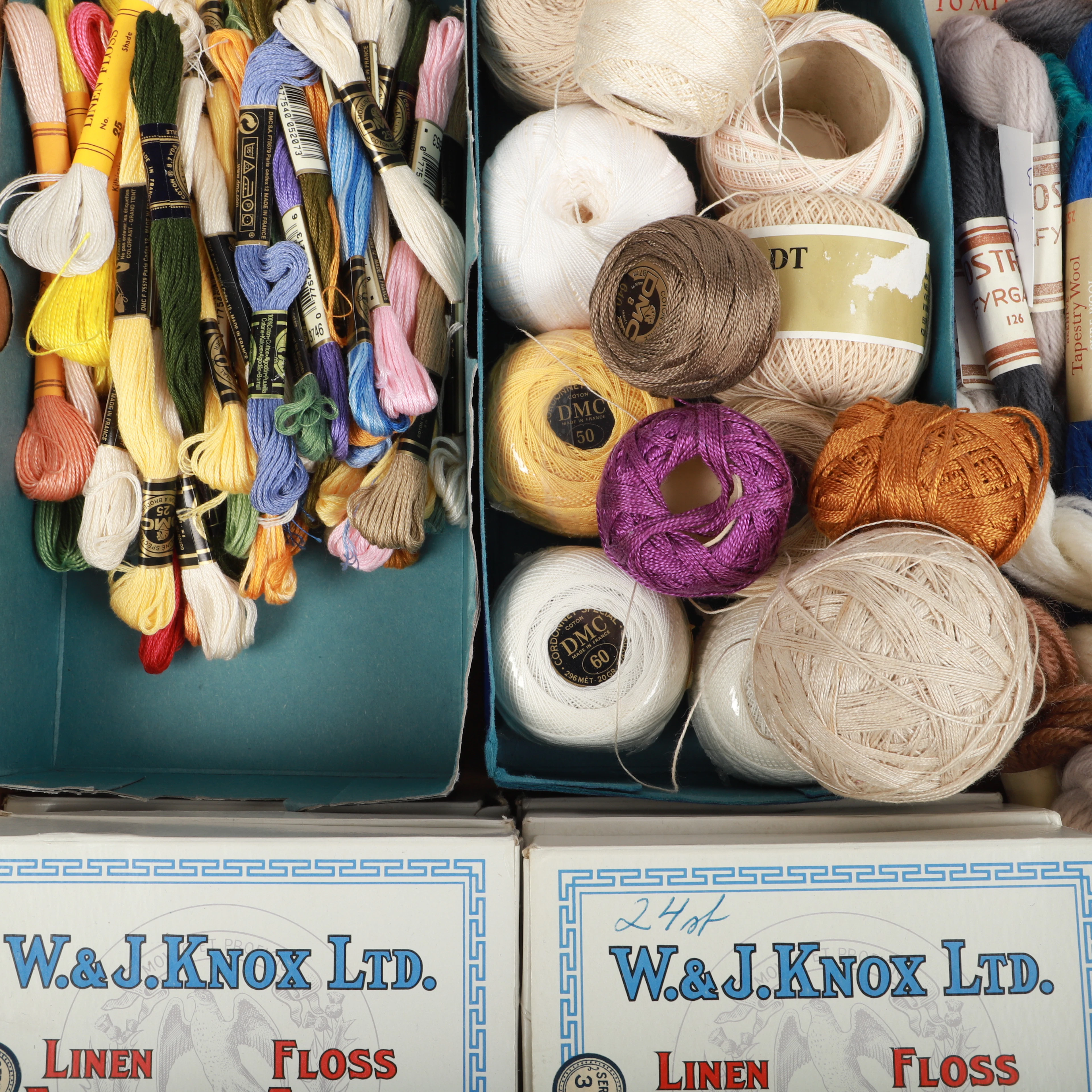 BRODERIGARNER M. M. ca 200 stycken dockor, bomull m. m., bl. a. DMC, Frankrike.