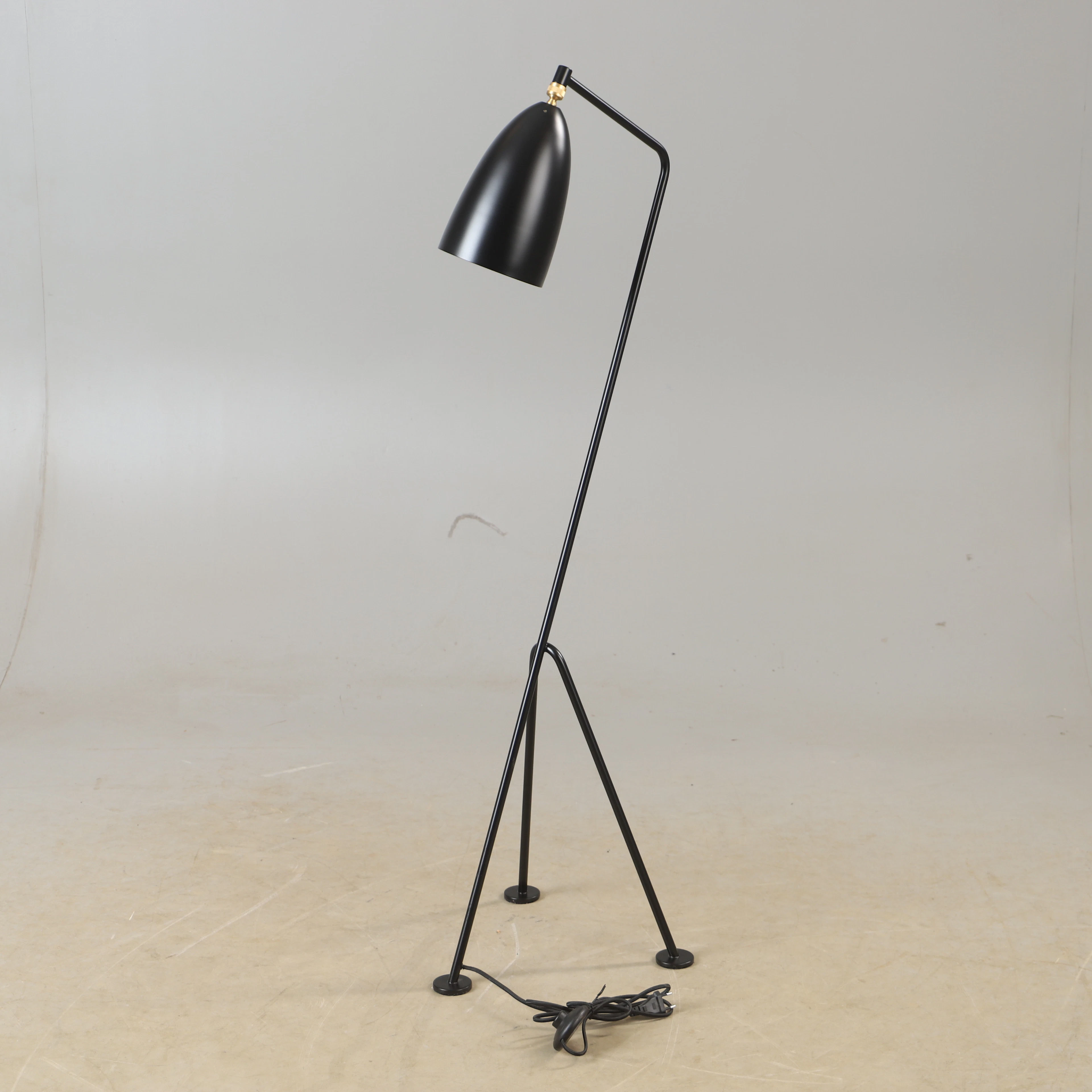 GRETA MAGNUSSON-GROSSMAN. Golvlampa, "Gräshoppa", svartlackerad metall