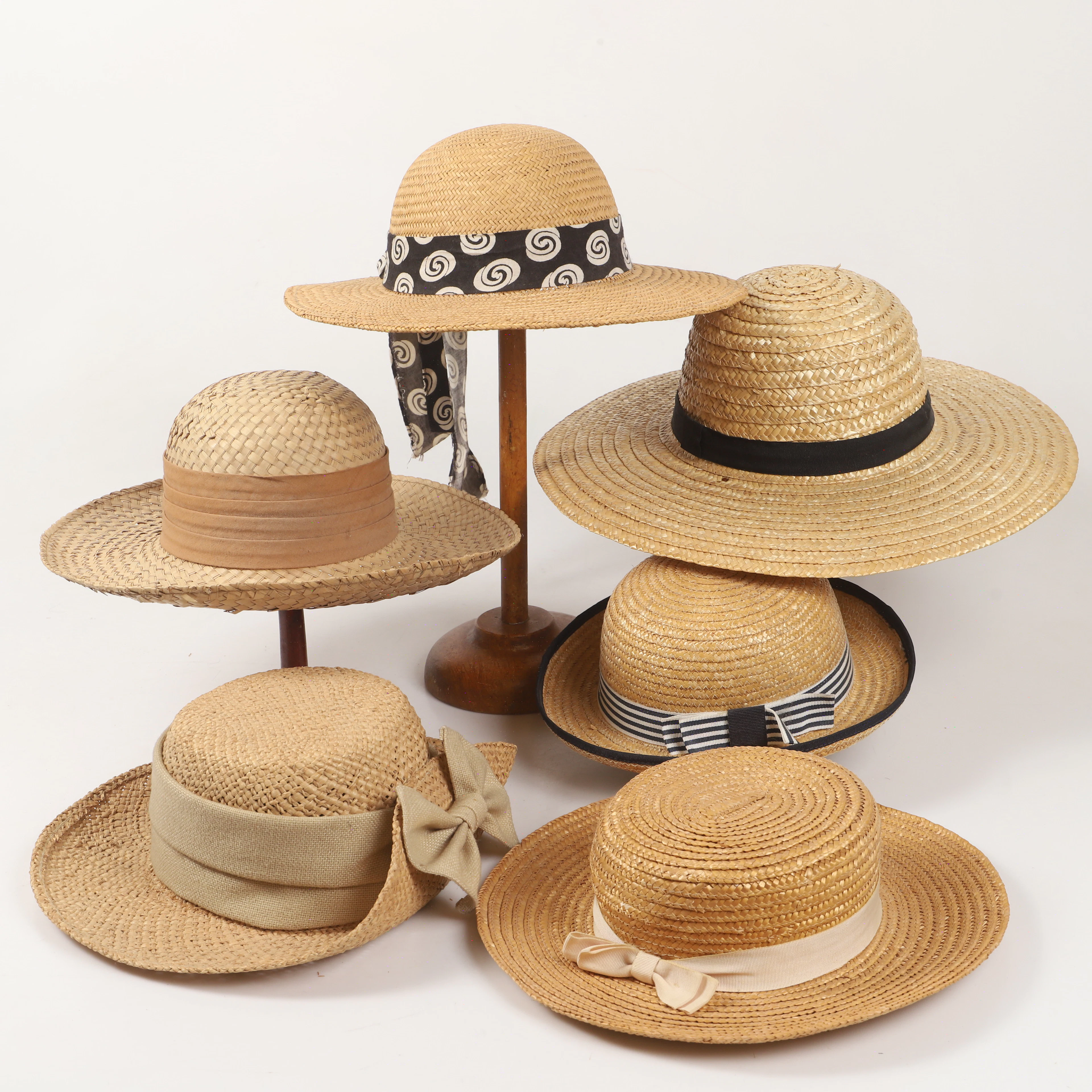HATTAR, 5 stycken, dammodeller, bast m.m., 1900/2000-tal.
