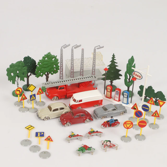 LEKSAKER, bilar, skyltar, träd m.m.. LEGO.