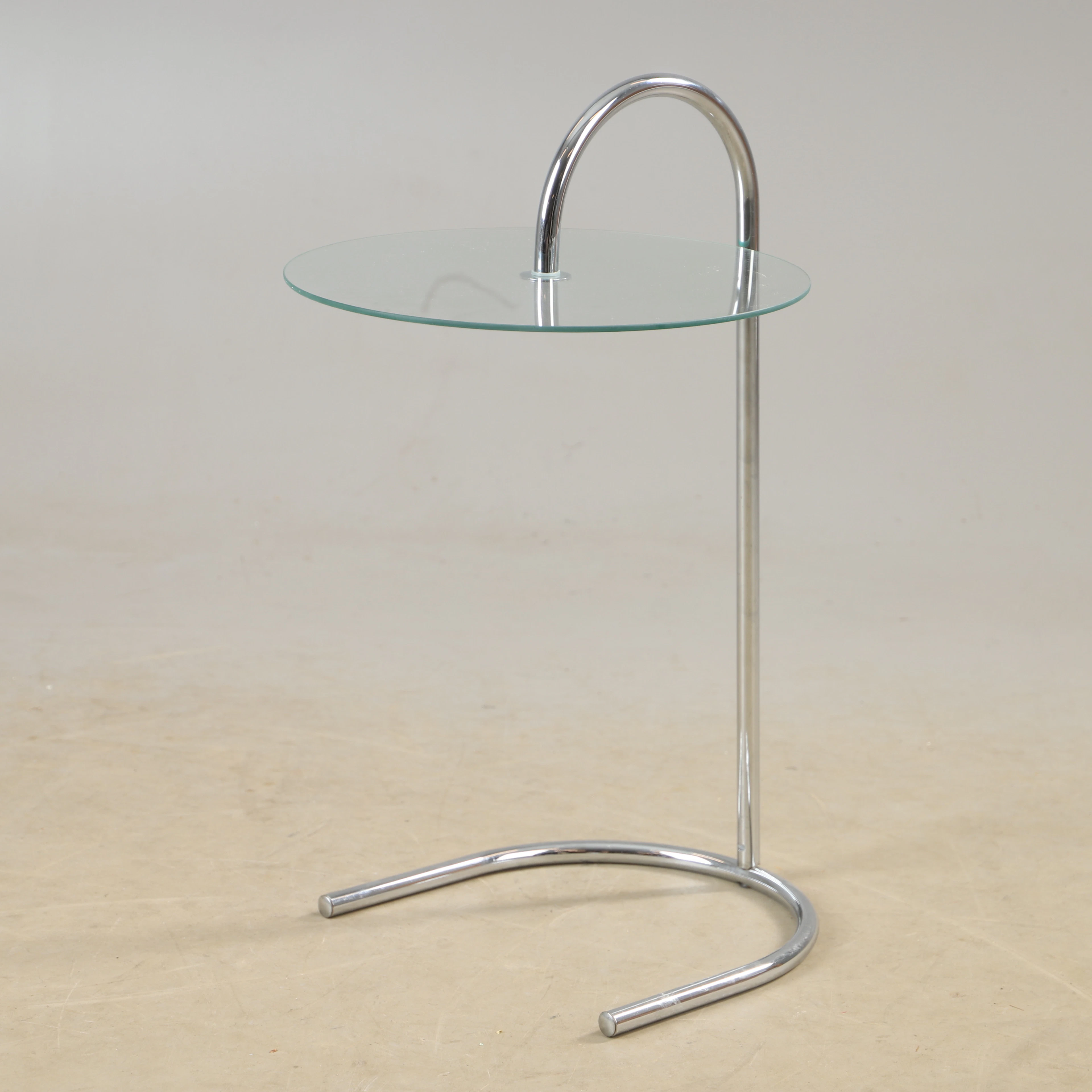 TORD BJÖRKLUND. Sidobord, ”Ry”, kromad metall med glasskiva, IKEA
