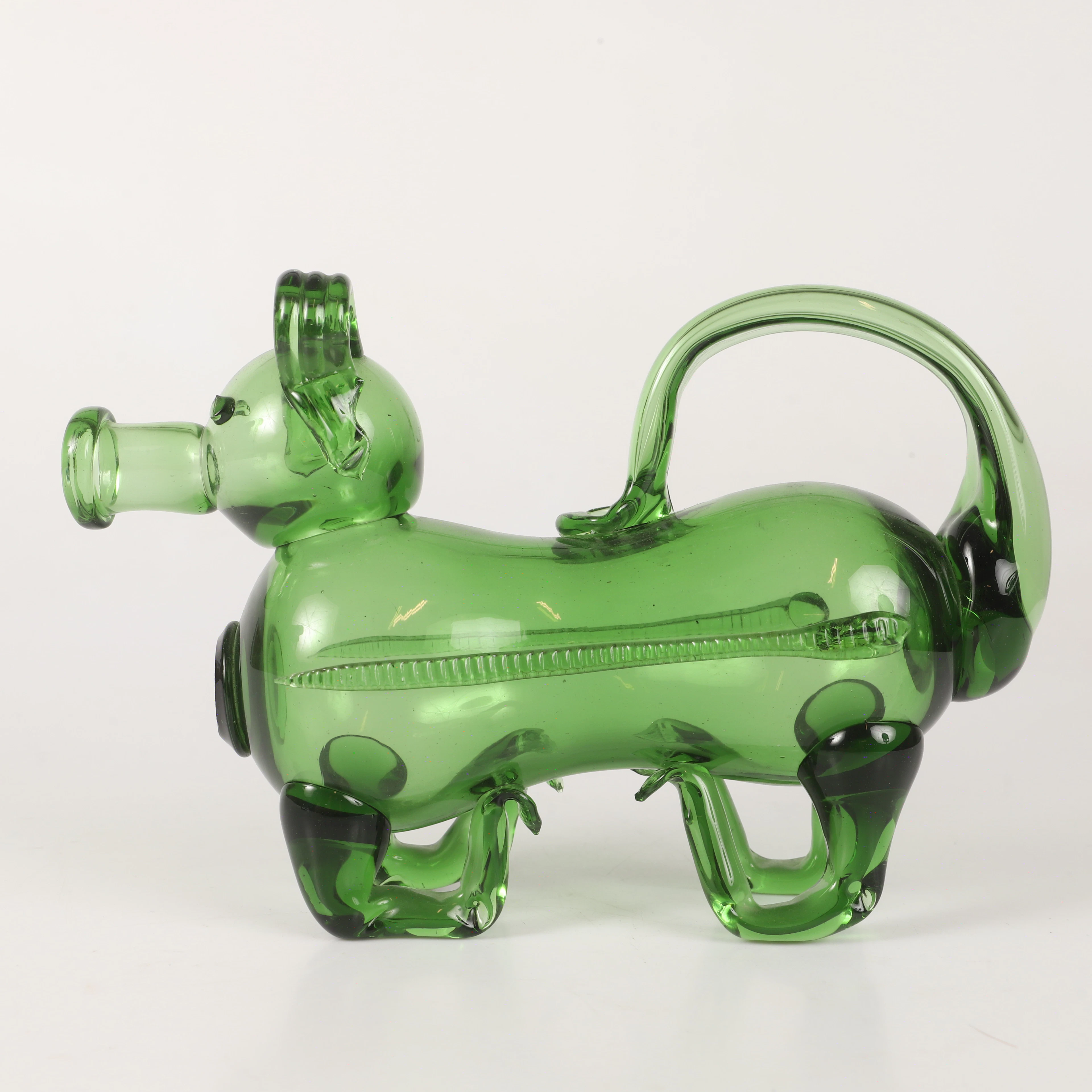 KARAFF sk. fyllehund, grönt handblåst glas, 1900-tal.
