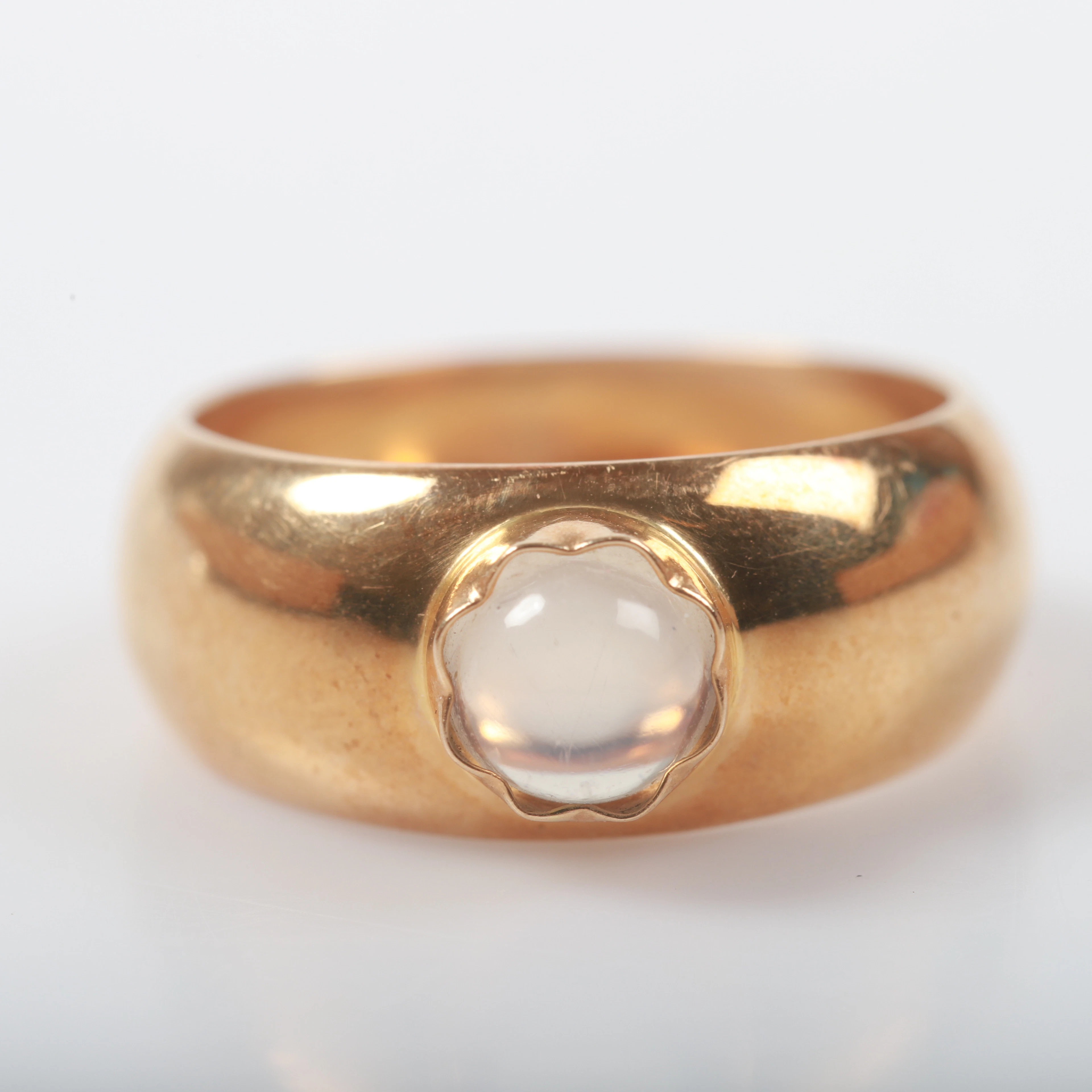 RING, 18 K guld med cabochonslipad sten.
