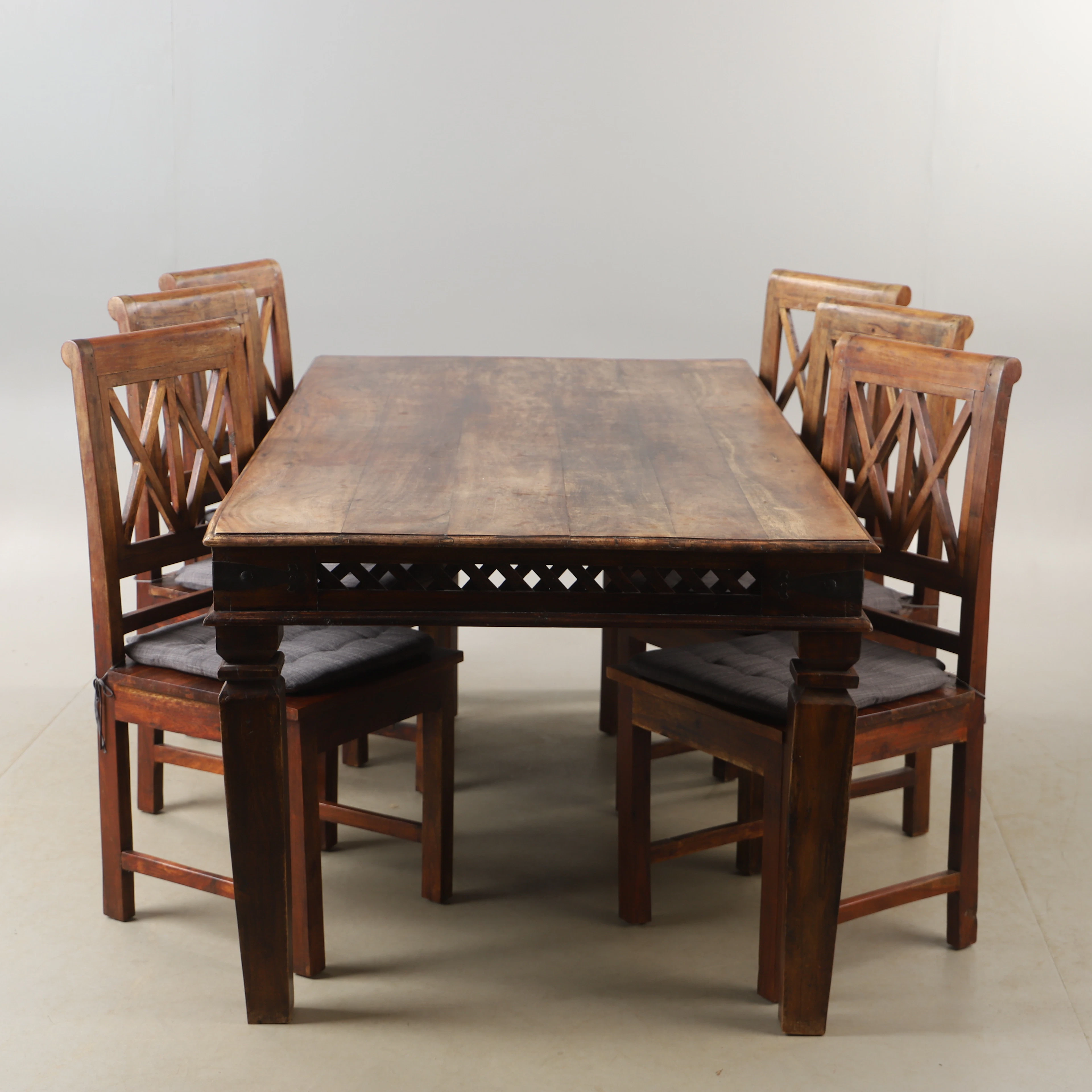 MATSALSGRUPP, 7 delar, mahogny, 2000-tal.