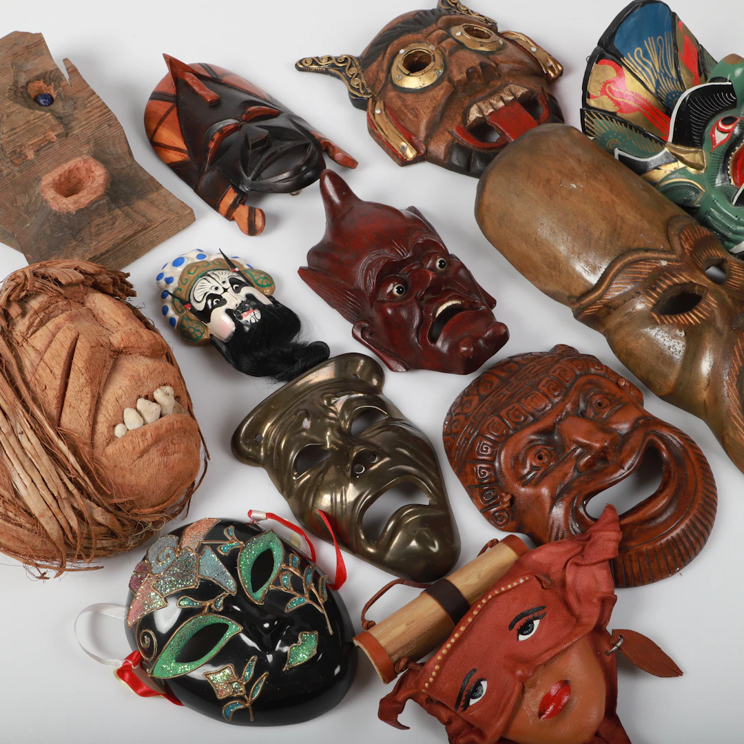 MASKER, 25 stycken, trä/metall m. m.