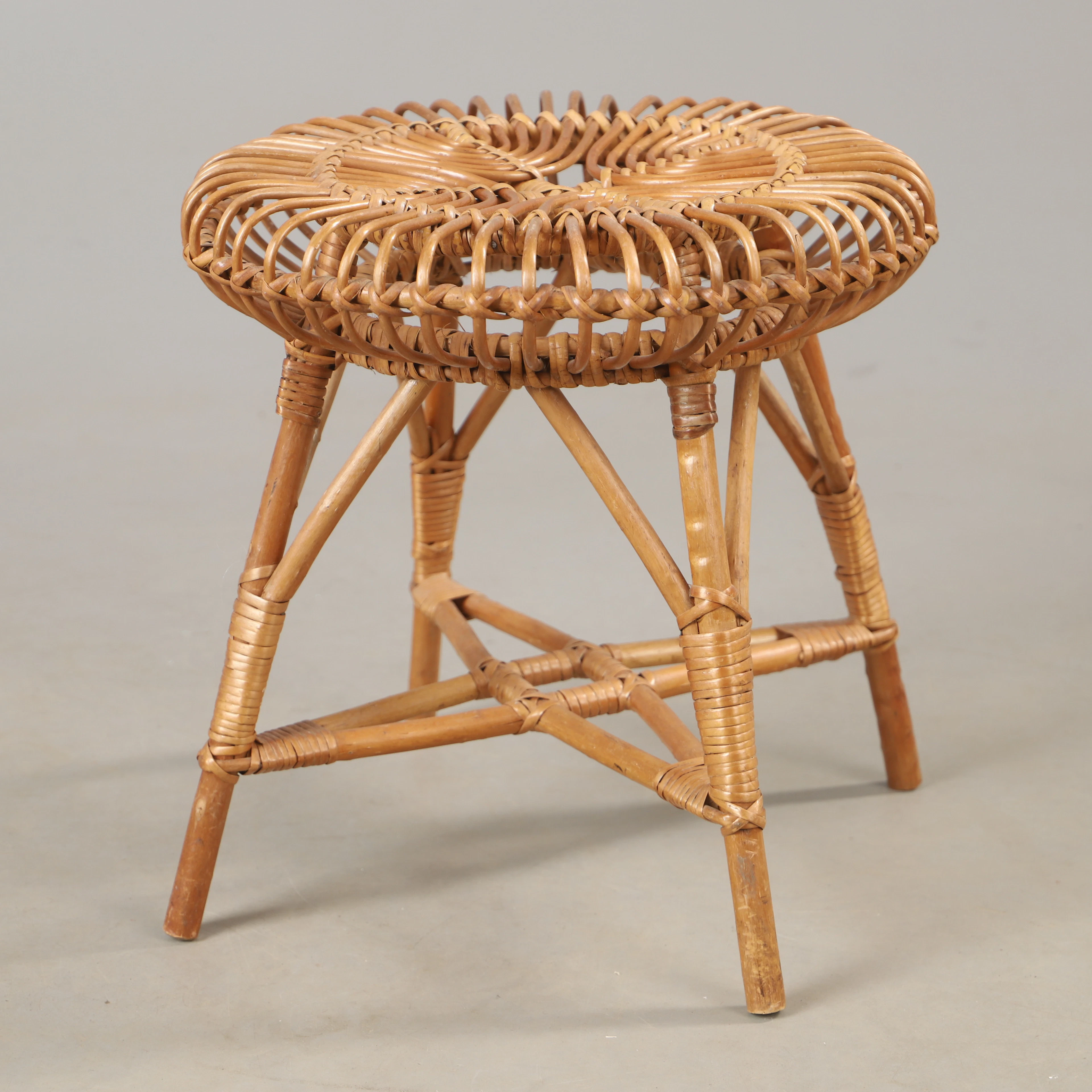 FRANCO ALBINI. Tillskriven. Pall, rotting, 1900-talets andra hälft.
