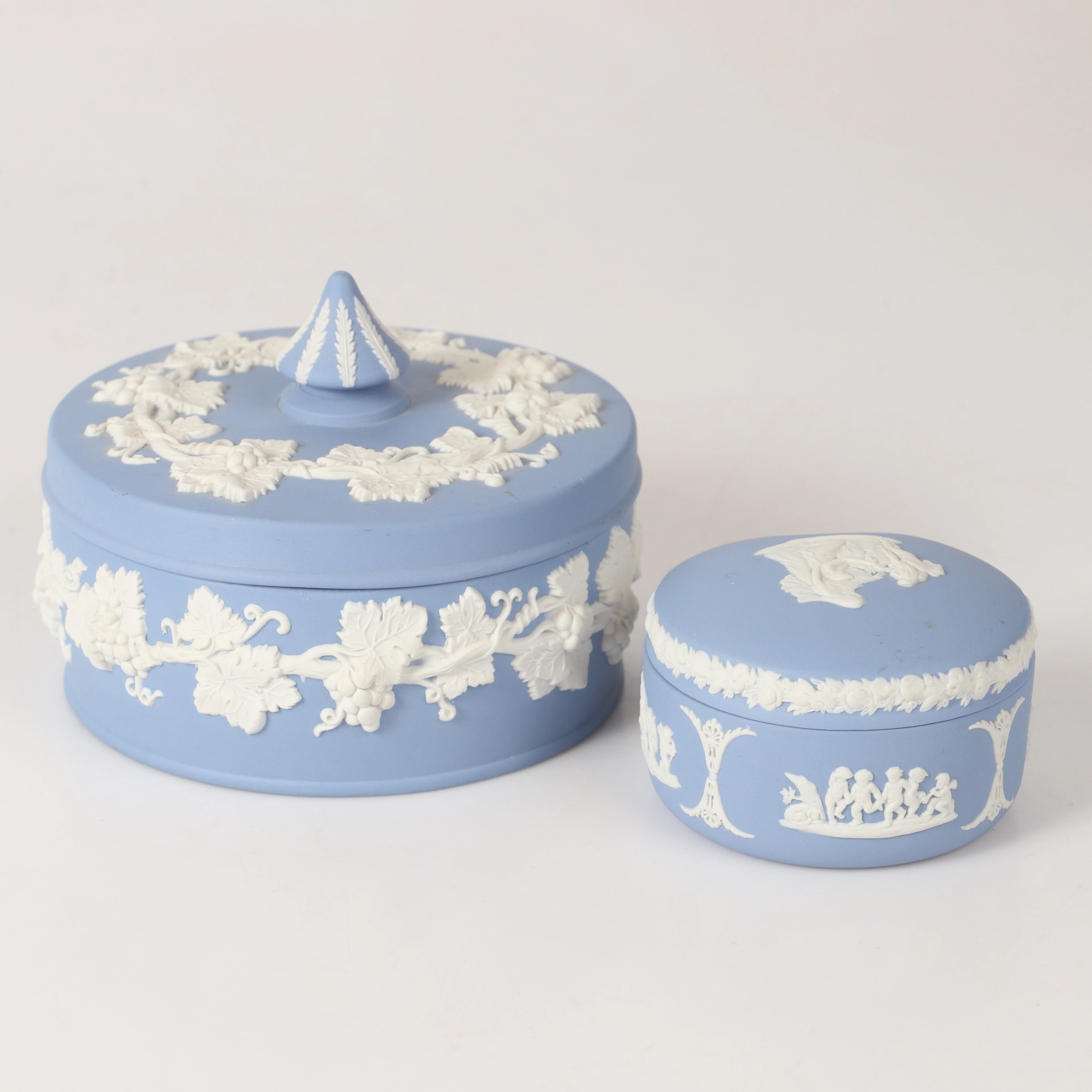 LOCKASKAR, 2 stycken, porslin, Wedgwood, England.