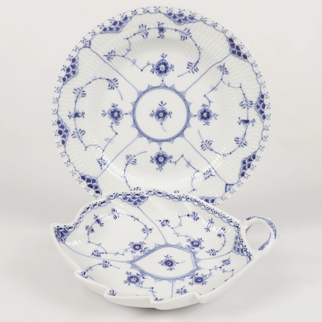 TALLRIK OCH LÖVFAT, "Musselmalet", Royal Copenhagen, Danmark.