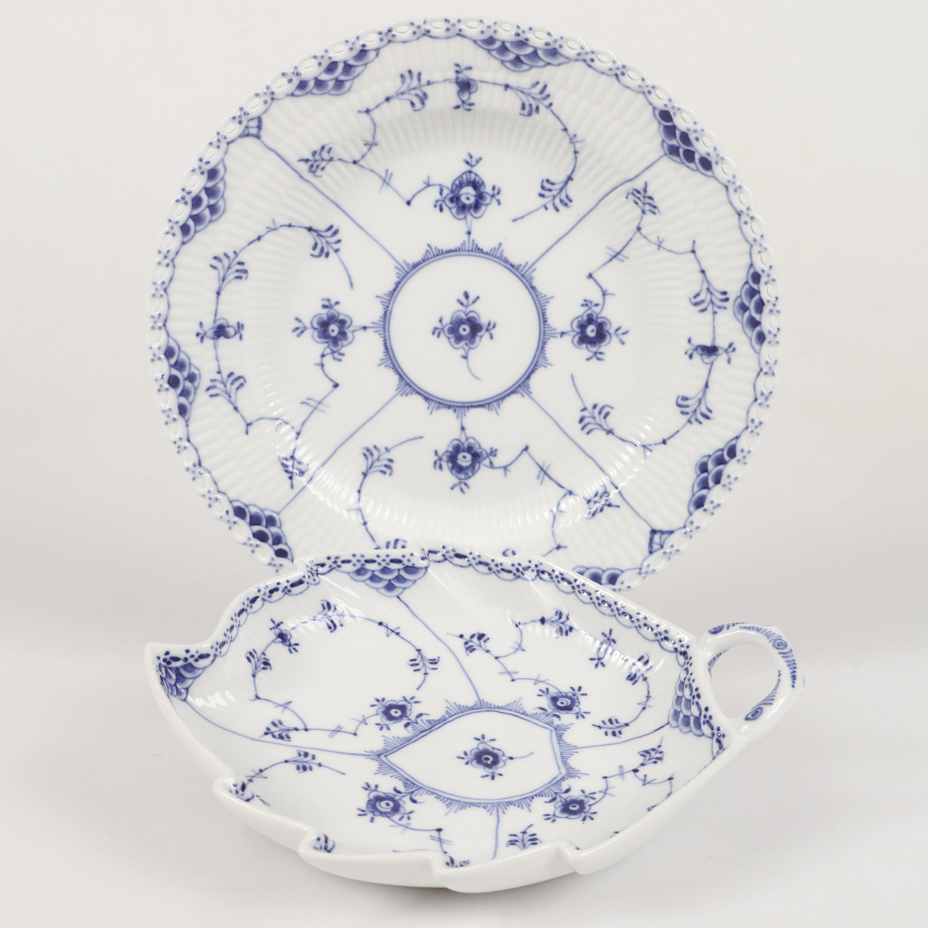 TALLRIK OCH LÖVFAT, "Musselmalet", Royal Copenhagen, Danmark.
