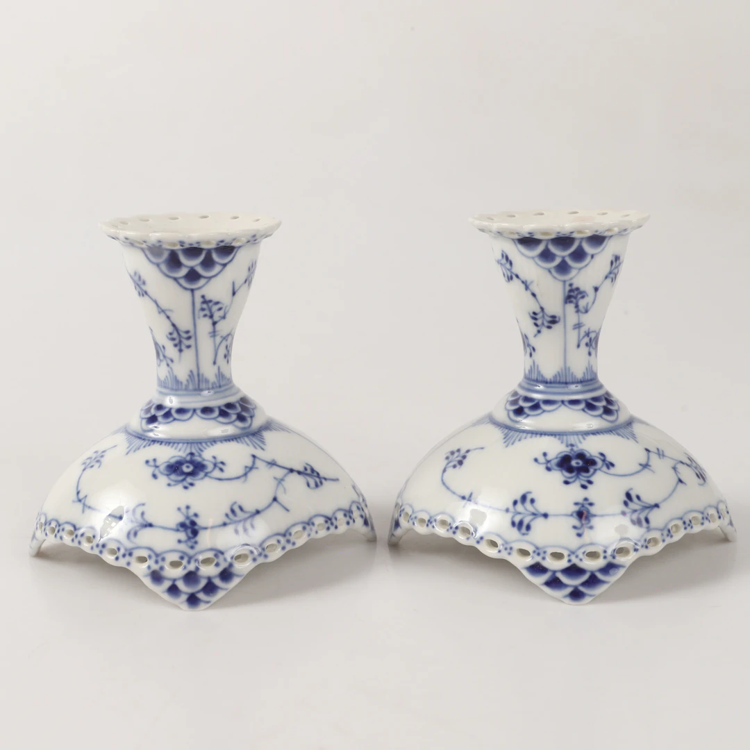 LJUSSTAKAR, 1 par, "Musselmalet", porslin, Royal Copenhagen, Danmark.