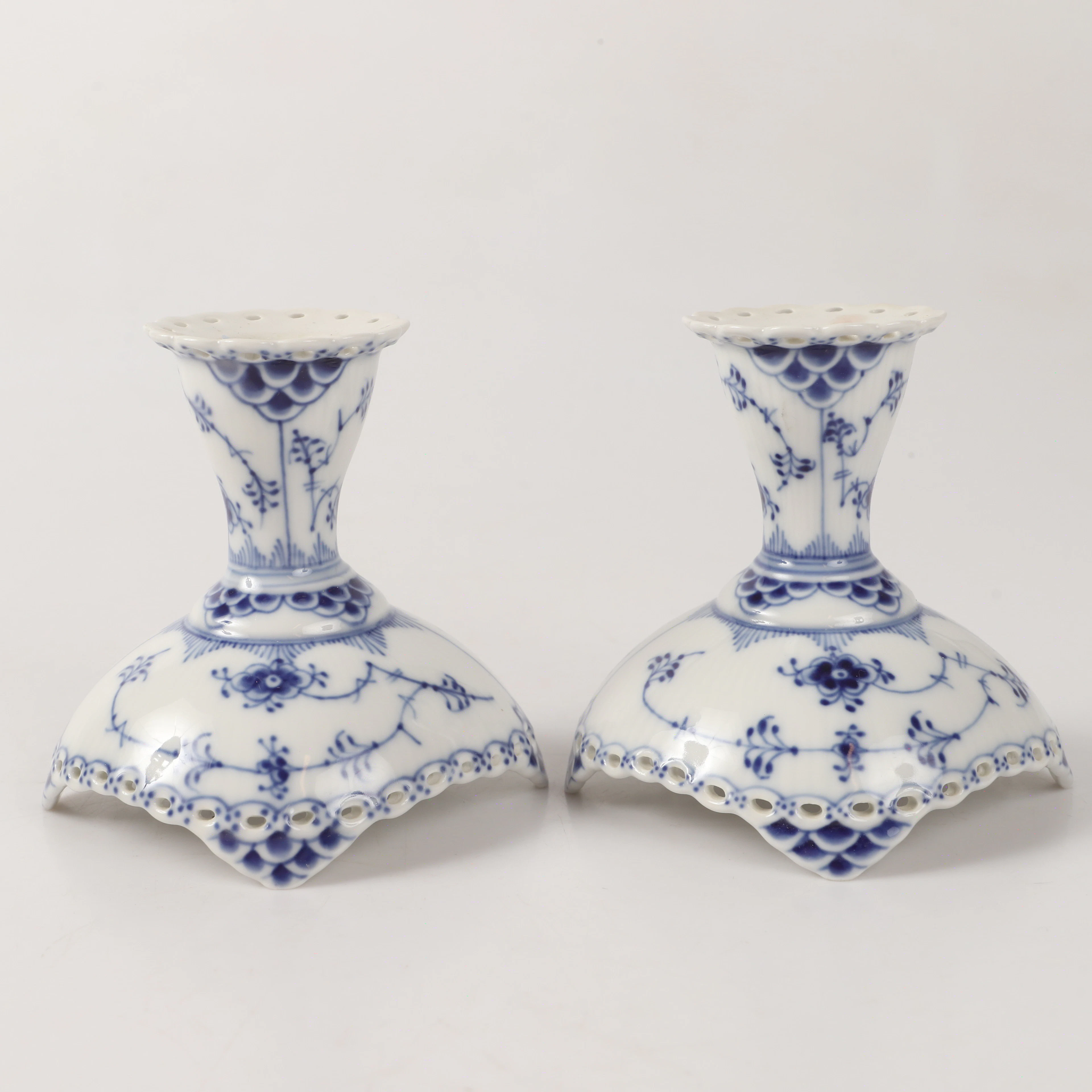 LJUSSTAKAR, 1 par, "Musselmalet", porslin, Royal Copenhagen, Danmark.